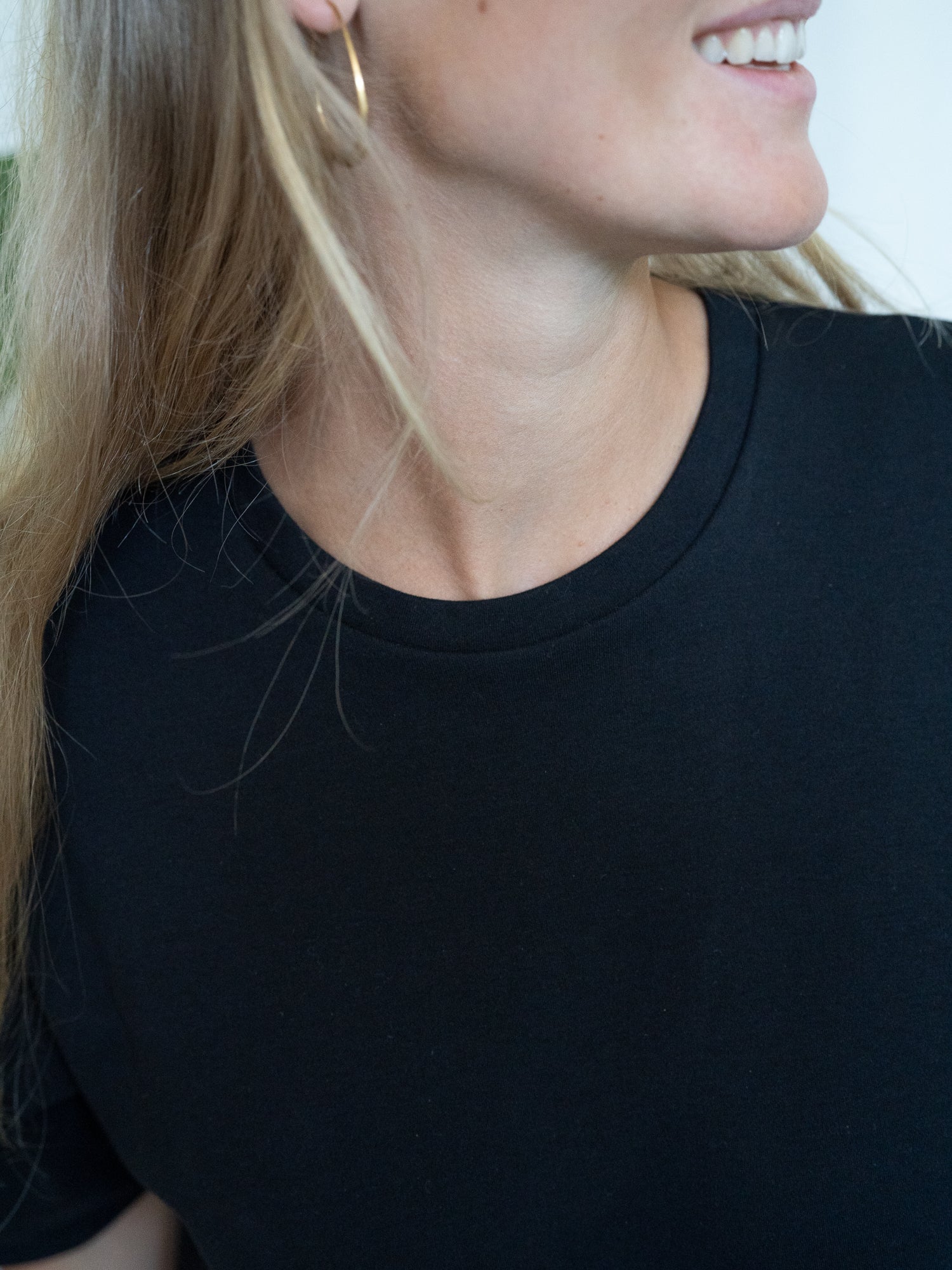 Detailaufnahme vom Rundhals des schwarzen FUXBAU Midikleids – aus 100% GOTS-zertifizierter Biobaumwolle, nachhaltig hergestellt.