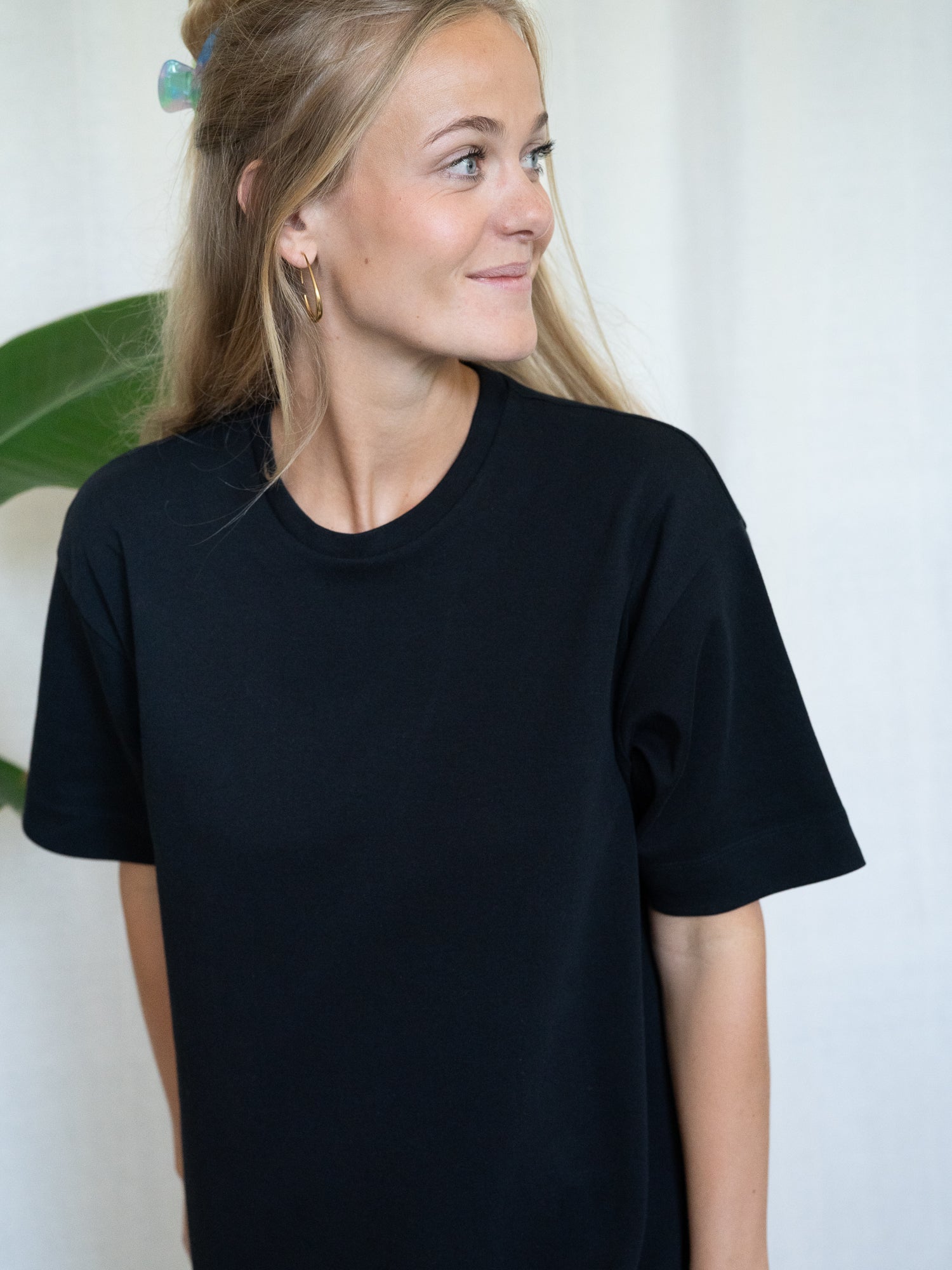 Schwarzes Bio-Baumwoll Midikleid von FUXBAU – schlichtes Design mit Rundhalsausschnitt, fair produziert in Portugal.