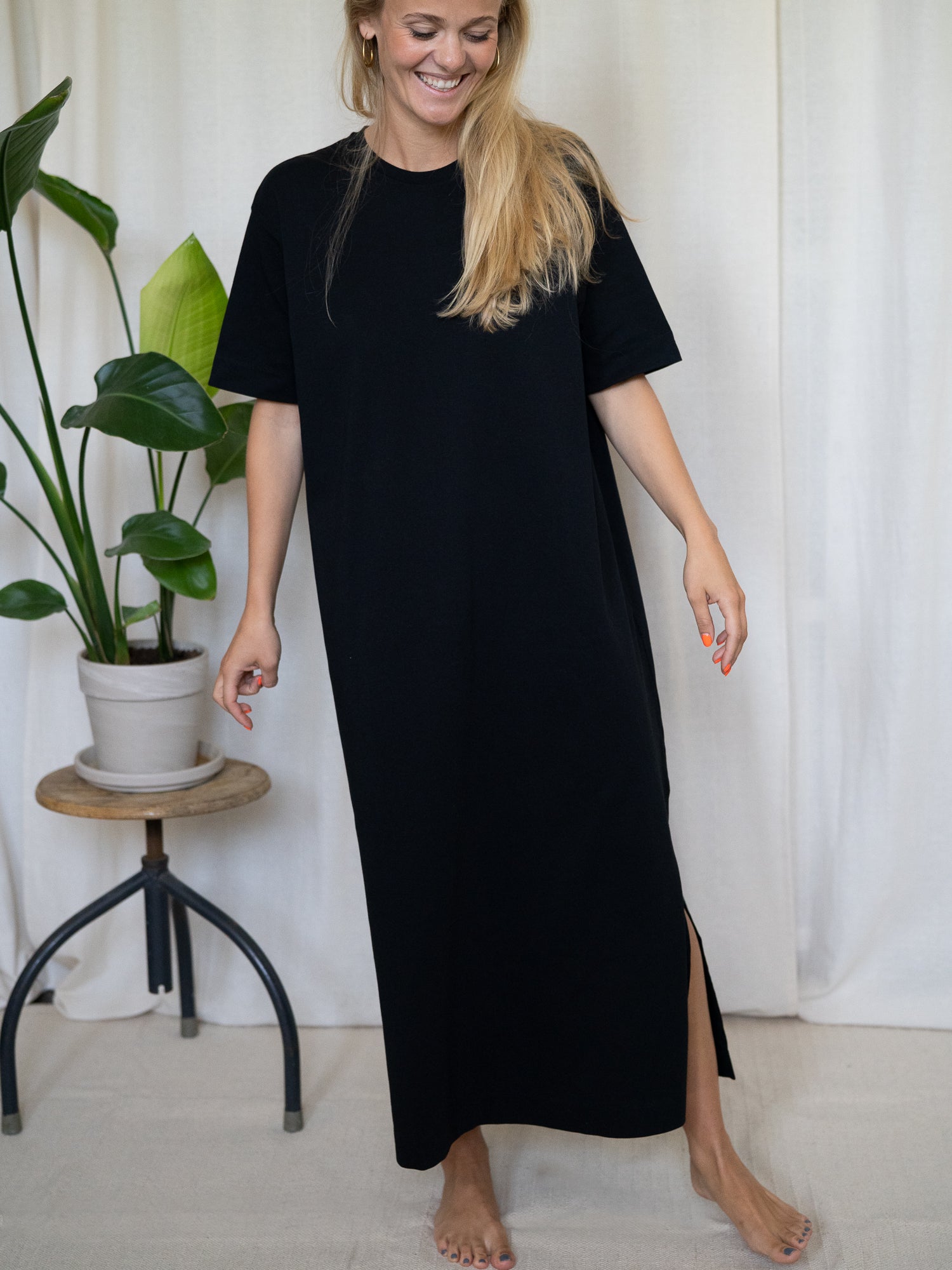 FUXBAU nachhaltiges Damen Midikleid in Schwarz – zeitloses Fair-Fashion Kleid aus GOTS-zertifizierter Biobaumwolle.