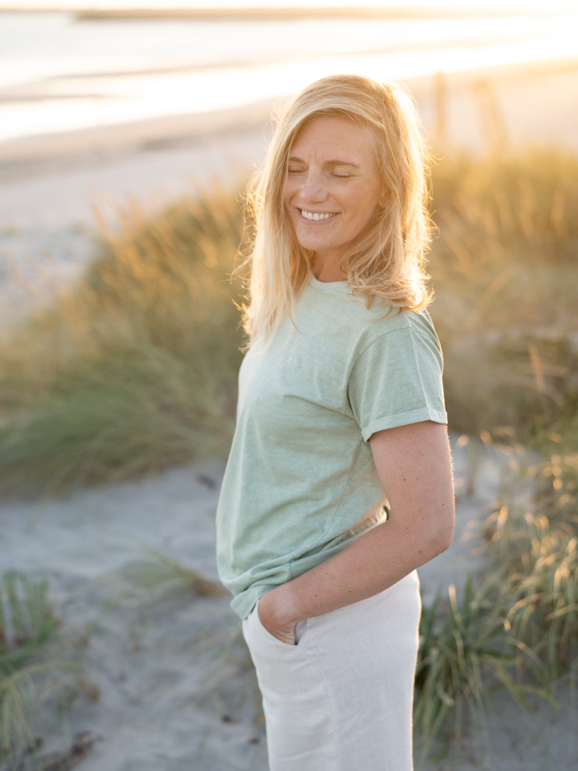 Isi trägt das Natural Dye fux T-Shirt für Frauen in grün