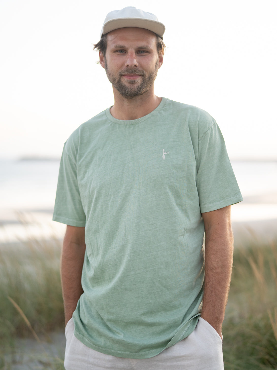 Philipp trägt das Natural Dye fux T-Shirt für Männer in grün.