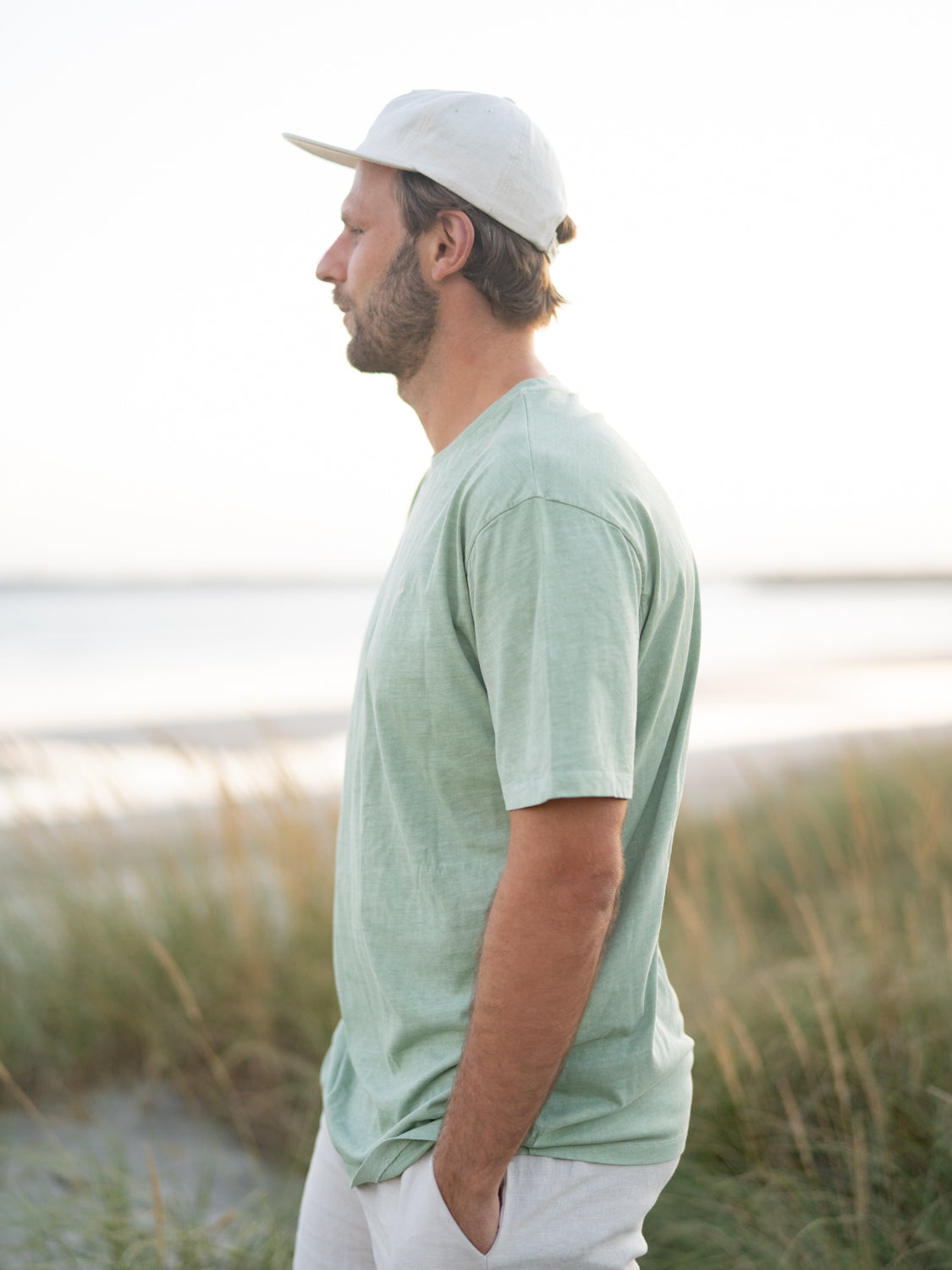 Philipp trägt das FUXBAU Männer Natural Dye T-Shirt in grün aus 100% GOTS zertifizierter Biobaumwolle, dass mit natürlichen Erdpigmenten gefärbt ist.