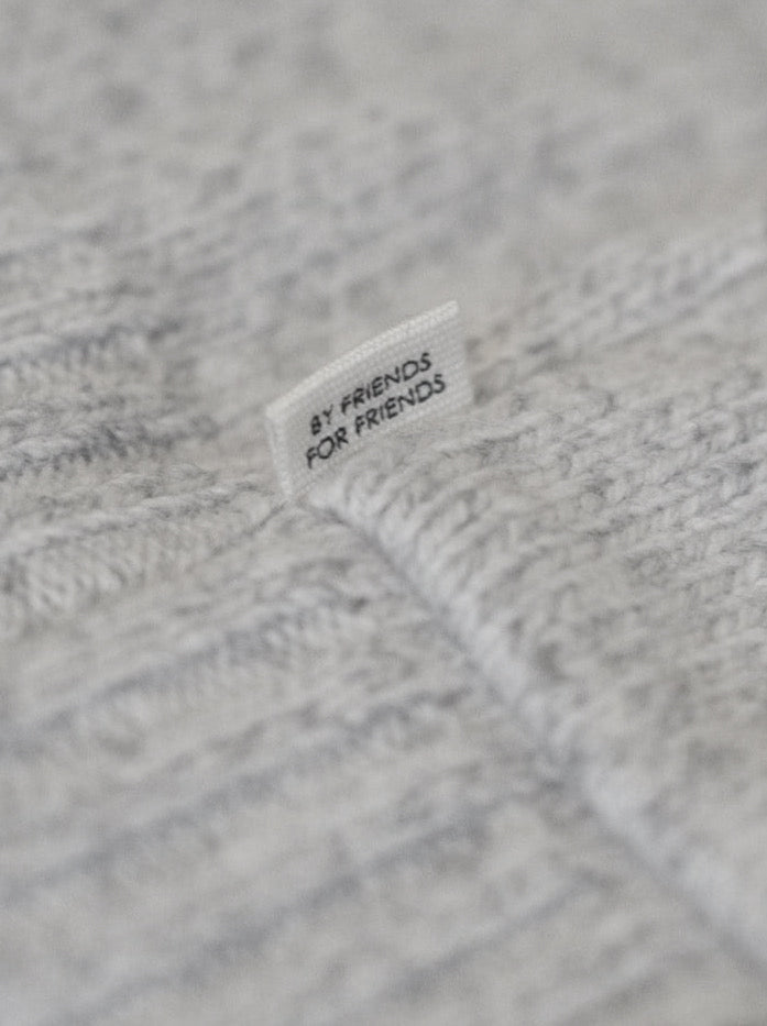By Friends for Friends - Sideflag Rückseite vom Frauen Cardigan in grau aus 100% Merinwollle