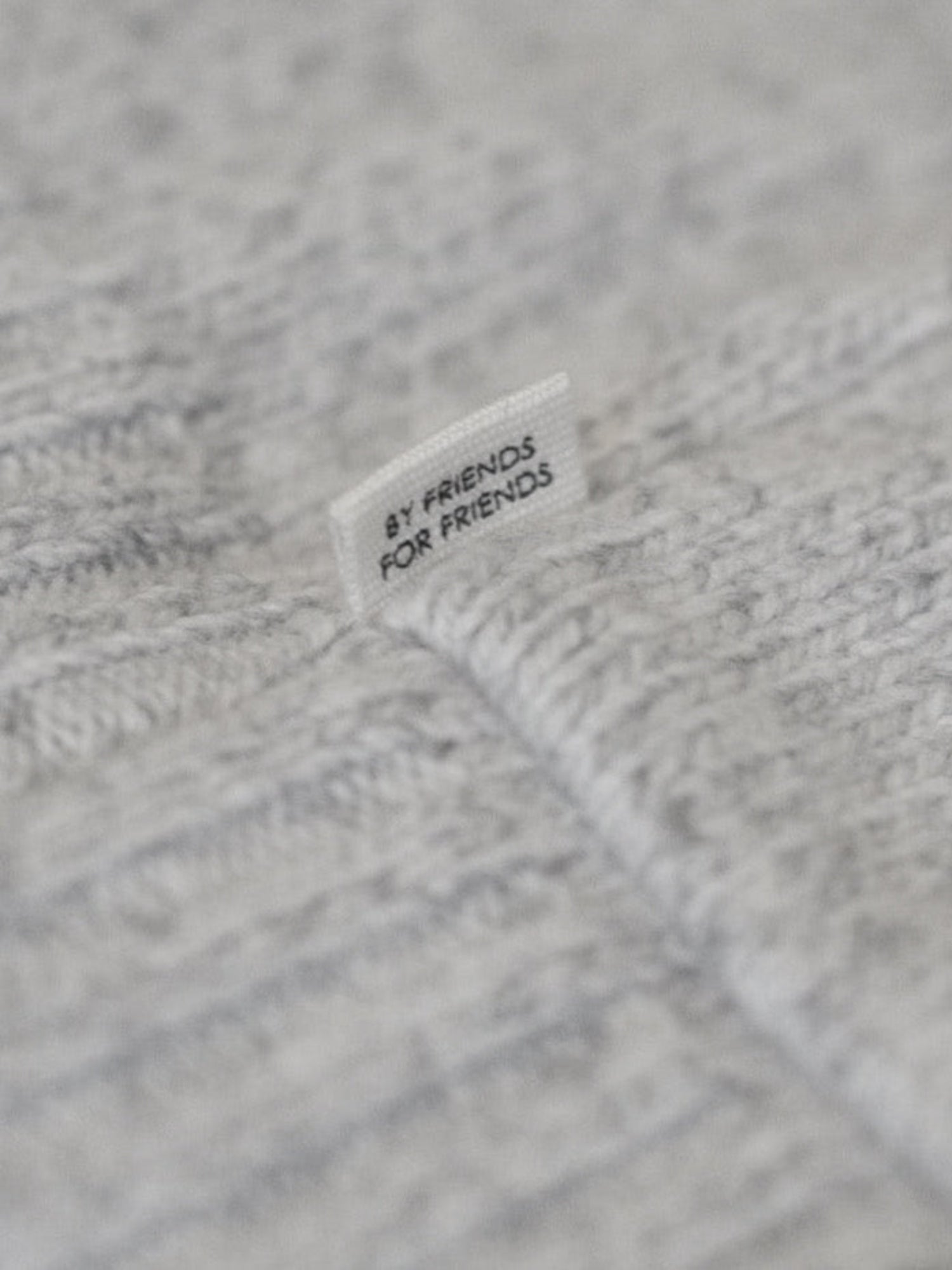 By Friends for Friends - Sideflag Rückseite vom Frauen Cardigan in grau aus 100% Merinwollle