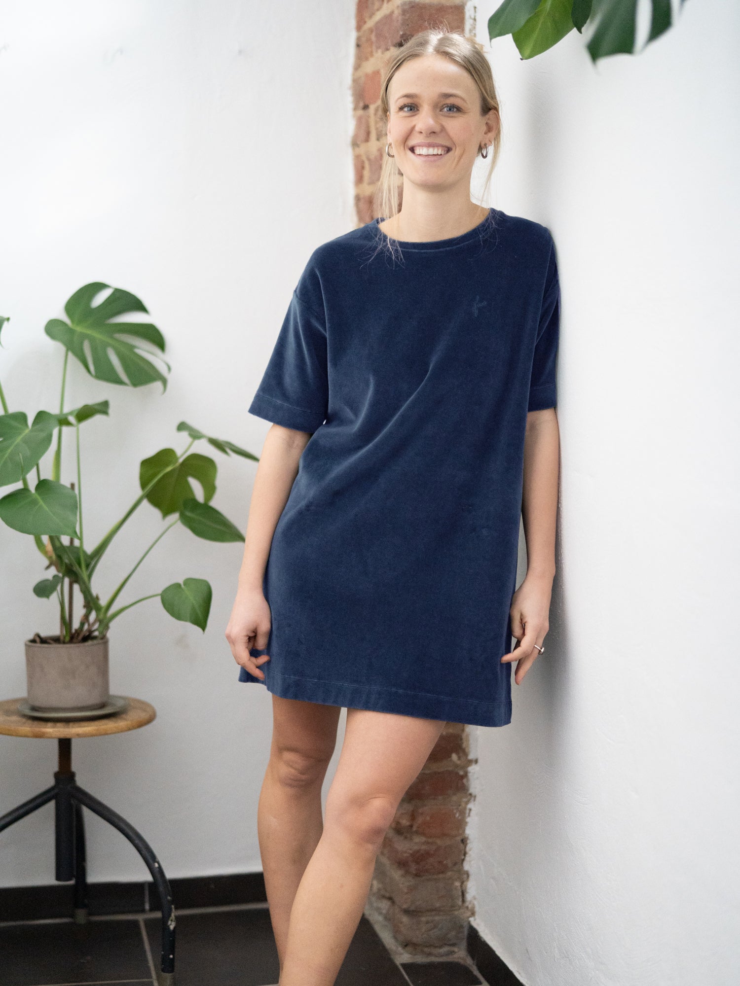 Greta trägt unsere Fair Fashion Samt Keid in navy