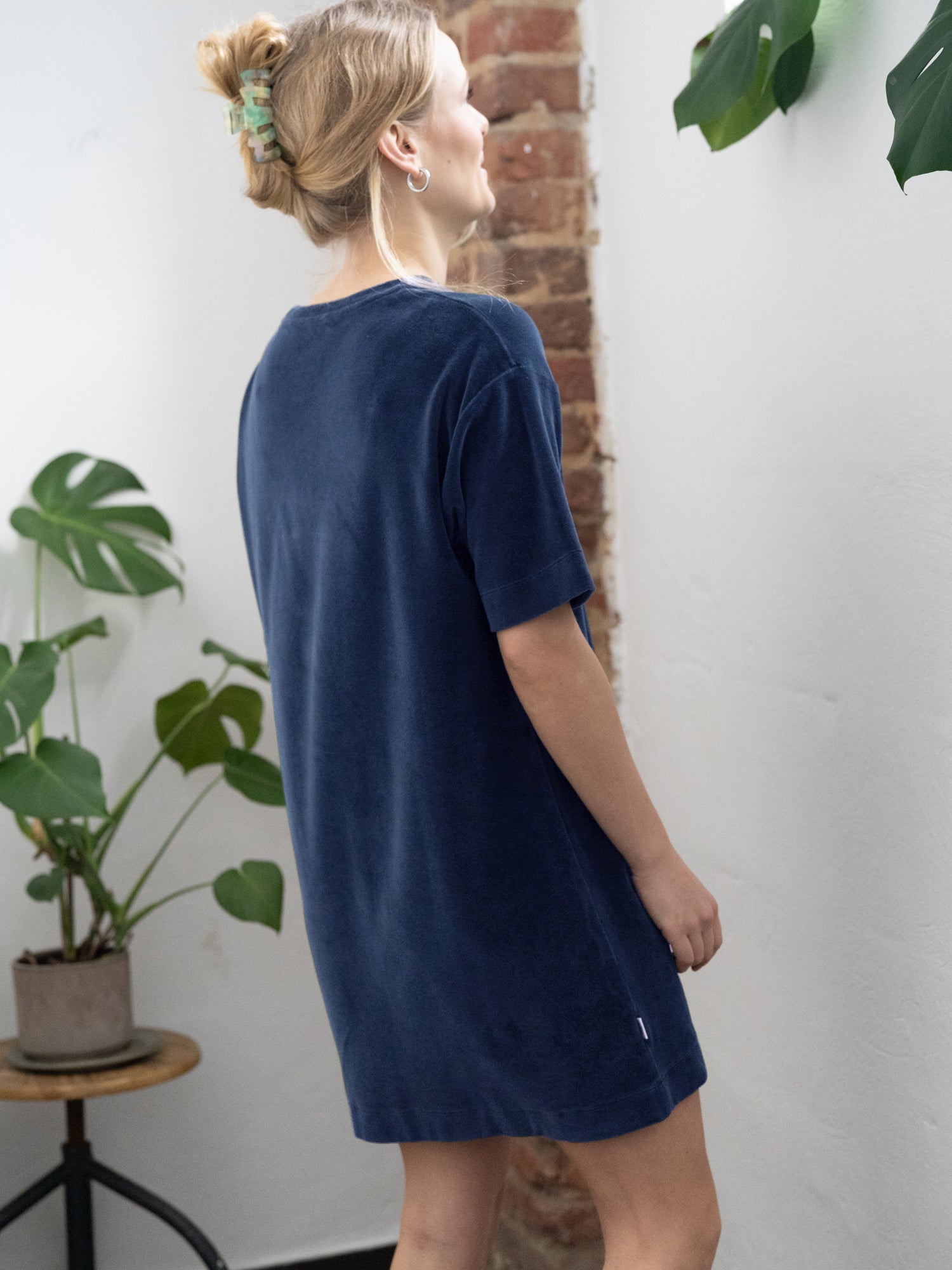 FUXBAU Samt Kleid in grün Rückansicht