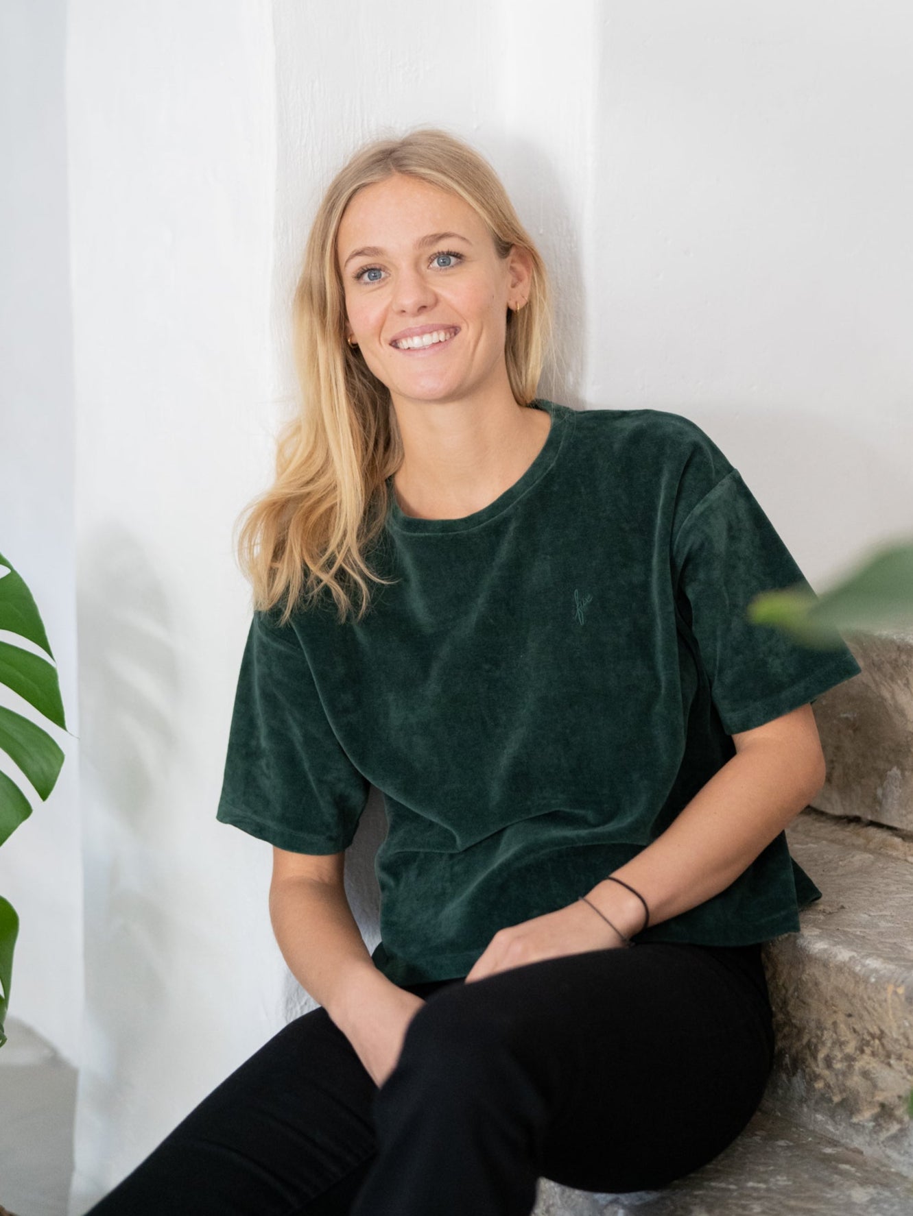 Nachhaltiges Fair Fashion FUXBAU Frauen Samt T-Shirt in grün aus 100% extra weicher GOTS zertifizierter Biobaumwolle