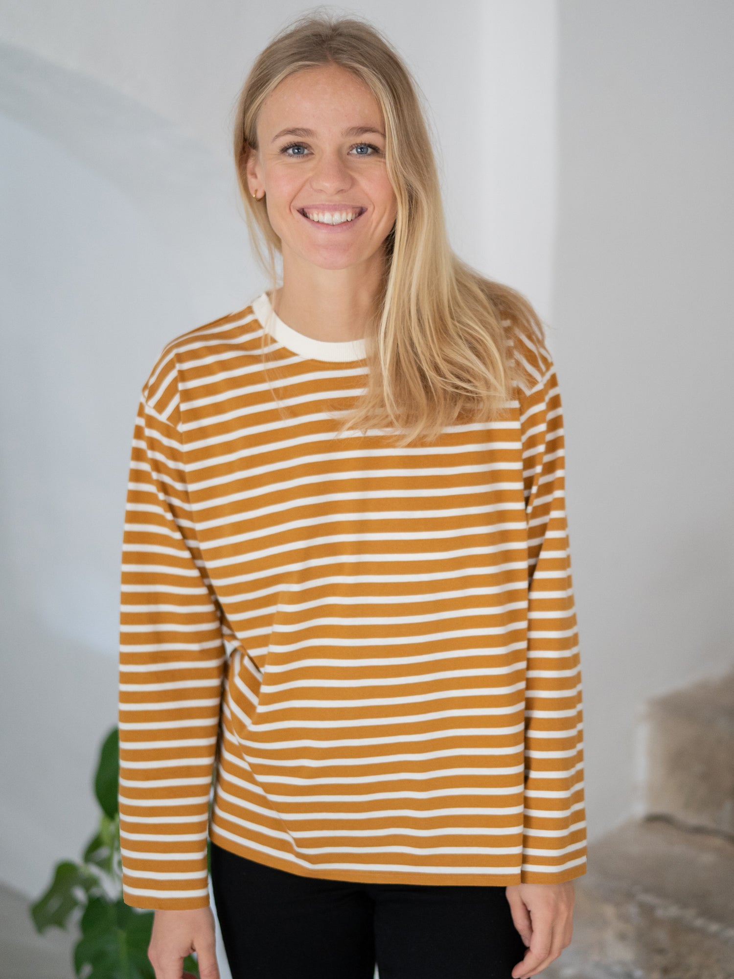 FUXBAU Fair Fashion Frauen Streifen Longsleeve in creme senf aus 100% GOTS zertifizierter Biobaumwolle.