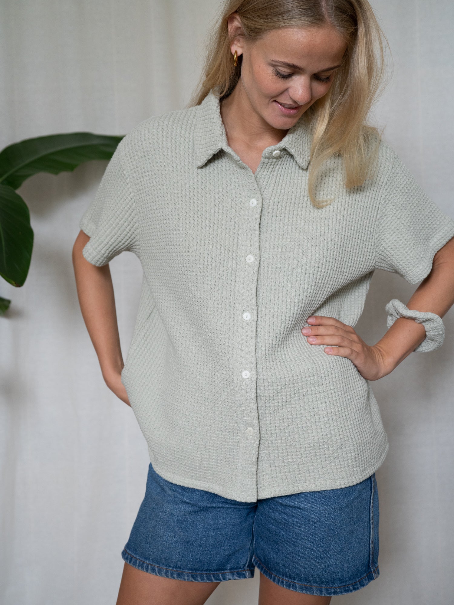 Nachhaltige Damen Bluse mit kurzen Ärmeln und Kragen – Waffelstrick aus Bio-Baumwolle in Salbei, fair produziert in Portugal