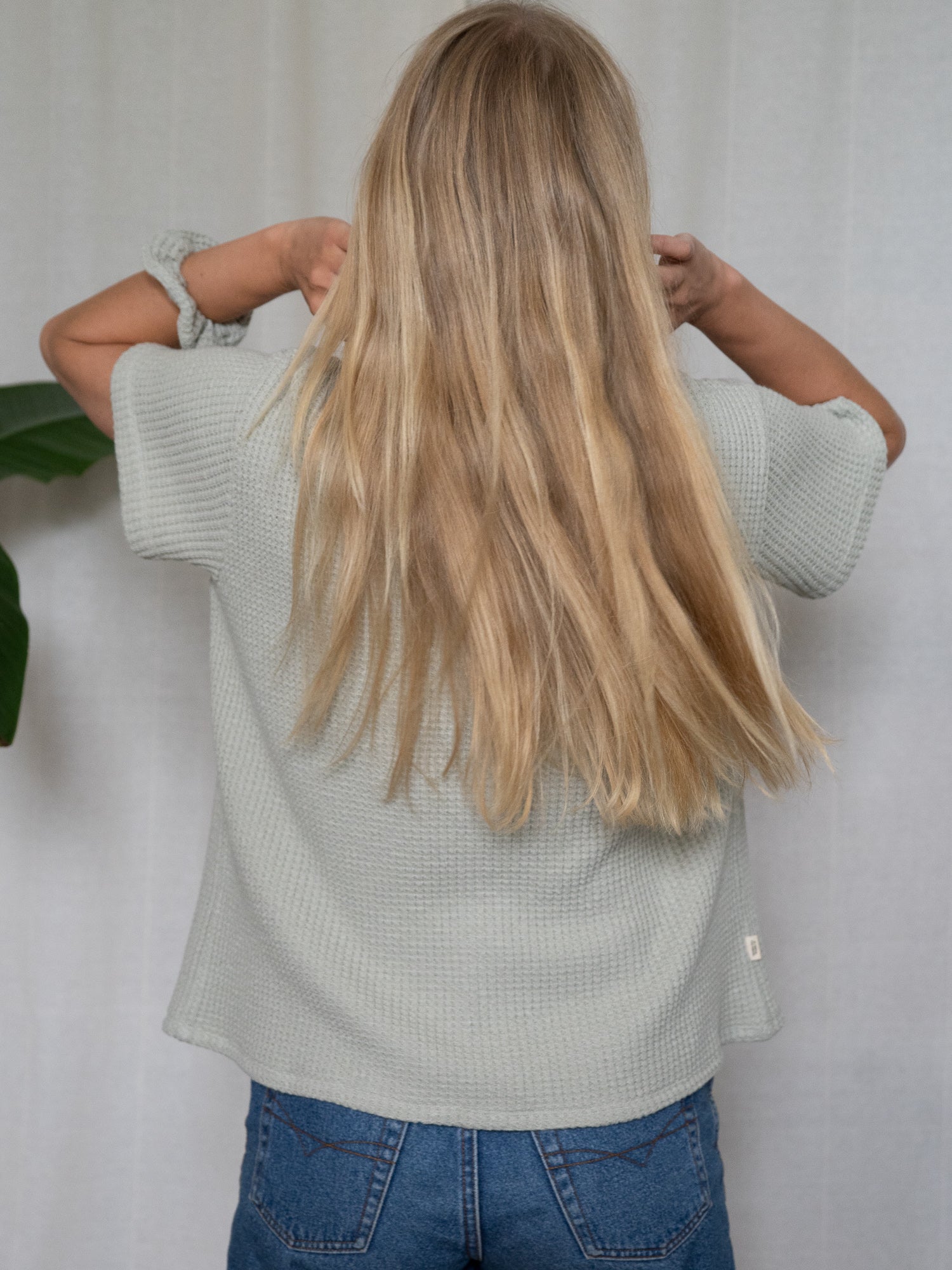 Rückansicht der salbeigrünen Damen Bluse aus Waffelstrick – fair hergestellt aus GOTS-zertifizierter Baumwolle
