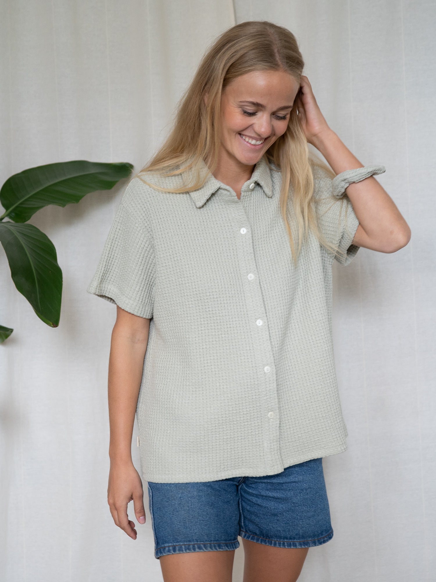 Lockere Damenbluse aus Waffelstrick in Salbei – sommerlicher Style mit Knopfleiste und kurzem Ärmel, fair produziert