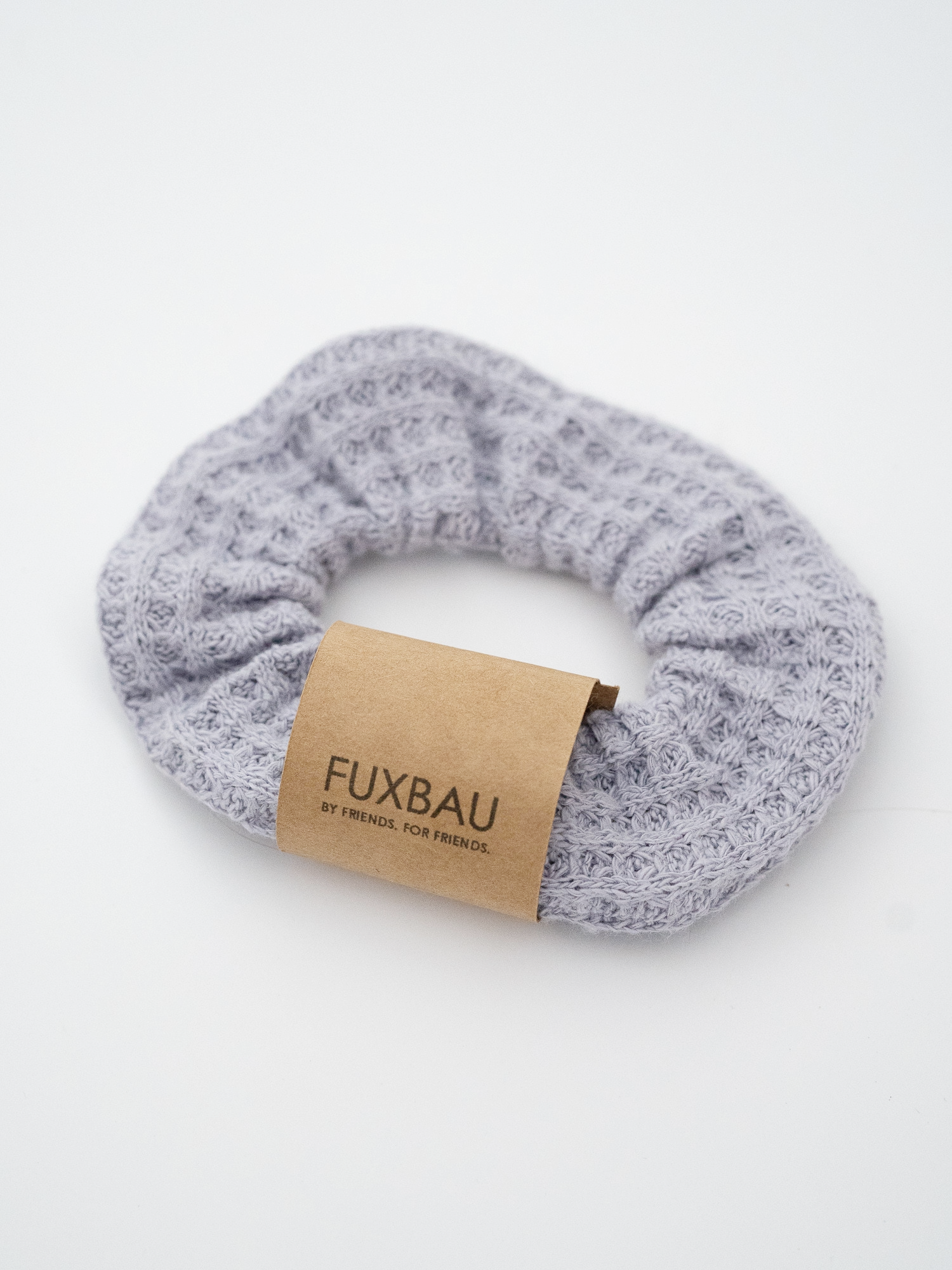 Lavendelfarbener Scrunchie aus Waffelstrick von FUXBAU – nachhaltiges Haargummi für Frauen, fair produziert in Europa.