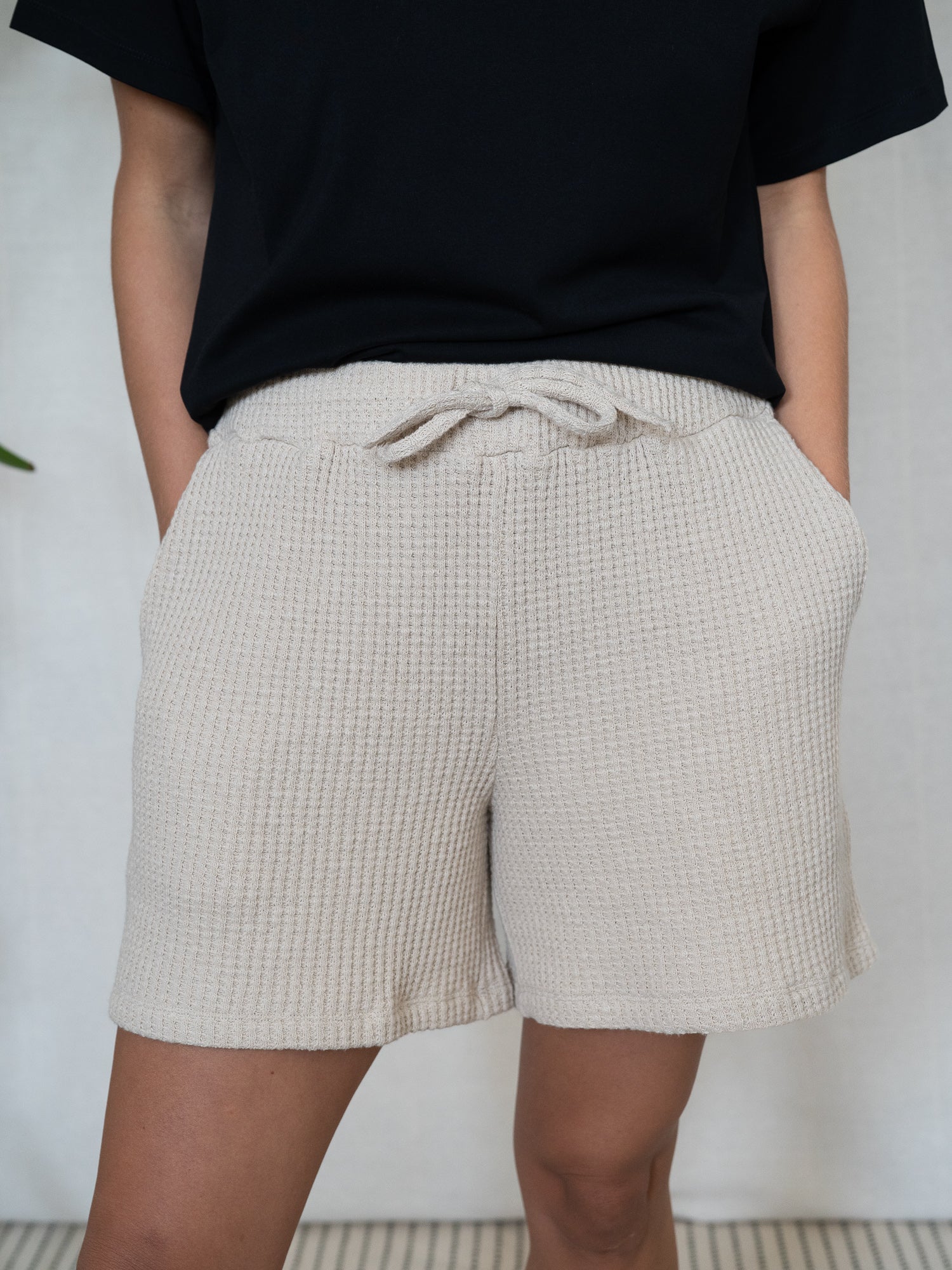 Frontansicht einer fair produzierte Damen Waffelstrick Shorts aus Bio-Baumwolle in Beige mit Kordelzug – GOTS-zertifiziert, Made in Portugal