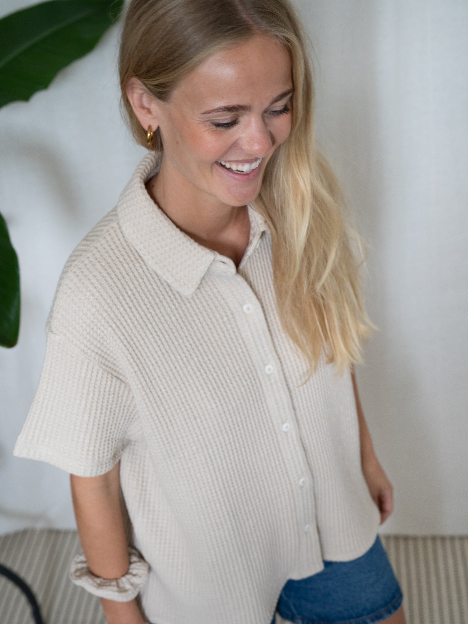 Nachhaltige Damen Bluse aus Waffelstrick in Beige mit kurzen Ärmeln und Knopfleiste – fair produziert aus Bio-Baumwolle