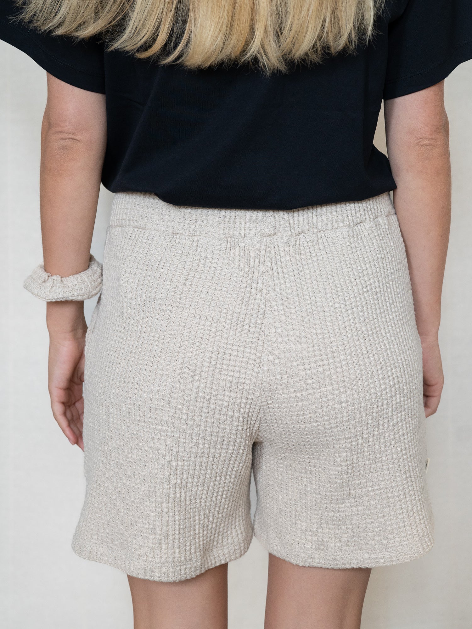 Rückansicht der fairen Damen Shorts aus Waffelstrick – Beige Bio-Baumwolle, bequem und nachhaltig gefertigt in Portugal