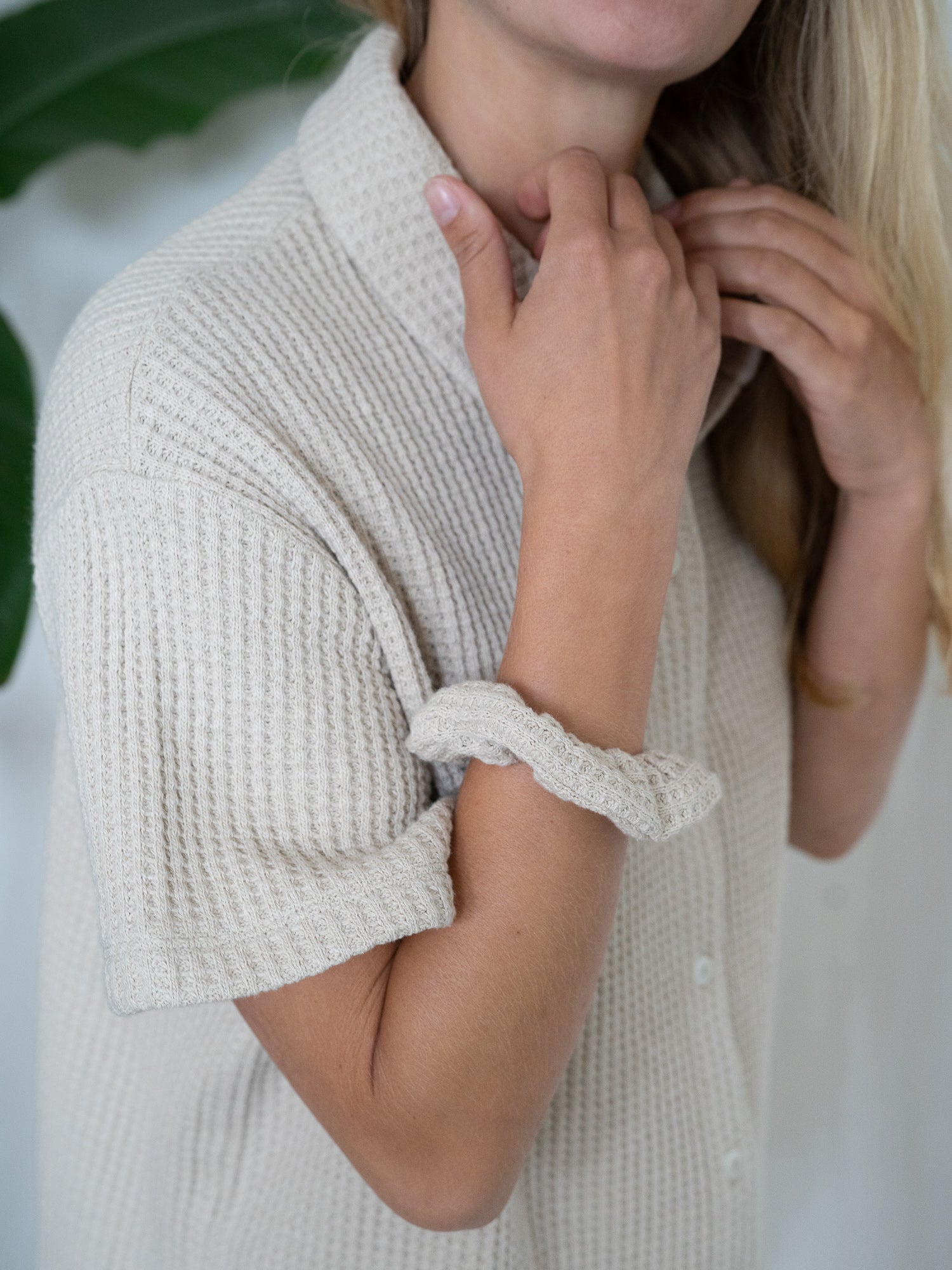 Kurzarm Bluse aus Waffelstrick mit Scrunchie am Arm – nachhaltige Damenmode aus weicher Bio-Baumwolle in Beige