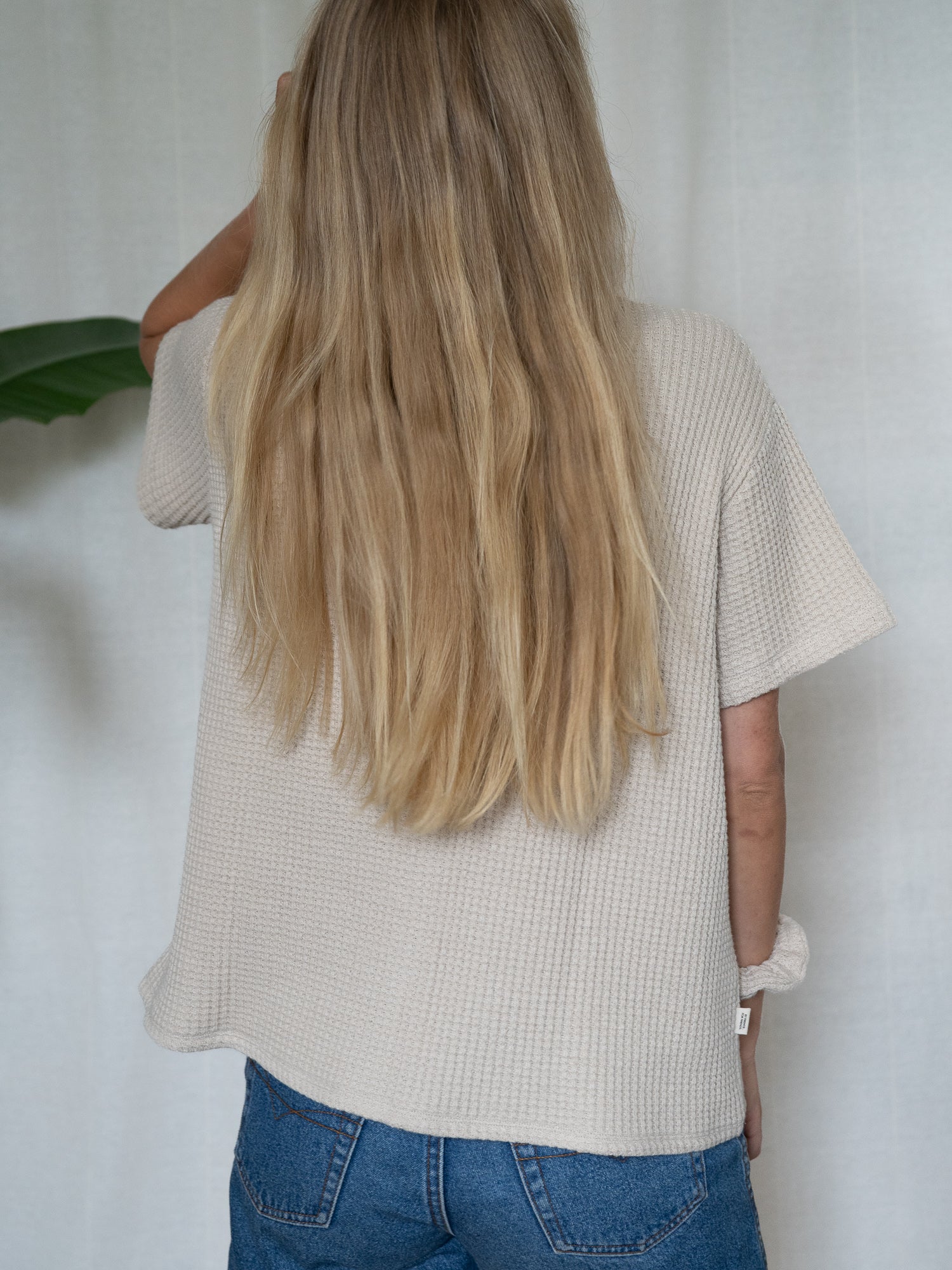 Rückansicht der beigen Damen Bluse aus Waffelstrick – weiter, luftiger Schnitt aus GOTS-zertifizierter Baumwolle