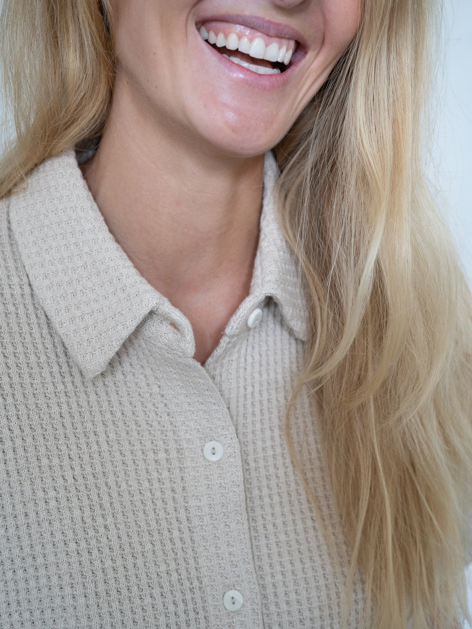 Nahaufnahme Kragen und Knöpfe der fairen Waffelstrick Bluse für Damen – natürliche Bio-Baumwolle in Beige