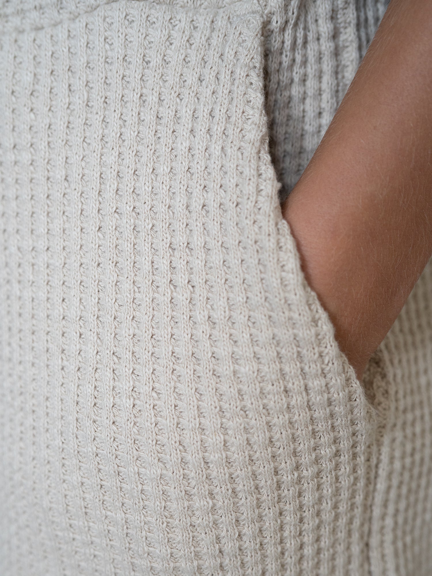 Detailansicht fair produzierte Damen Waffelstrick Shorts aus Bio-Baumwolle in Beige mit Kordelzug – GOTS-zertifiziert, Made in Portugal