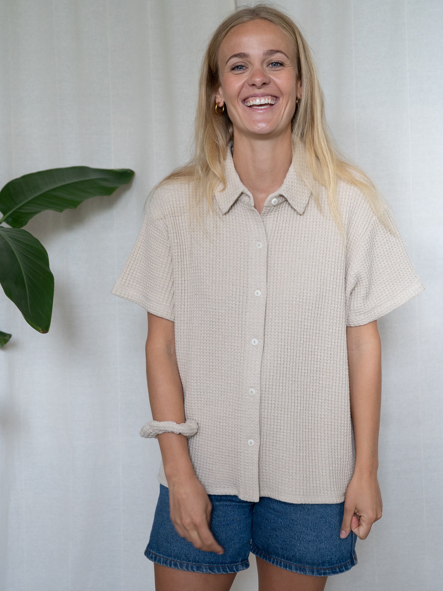 Lockere Damen Bluse aus Waffelstrick mit kurzen Ärmeln – fair fashion Outfit mit Jeansshorts und nachhaltigem Stil