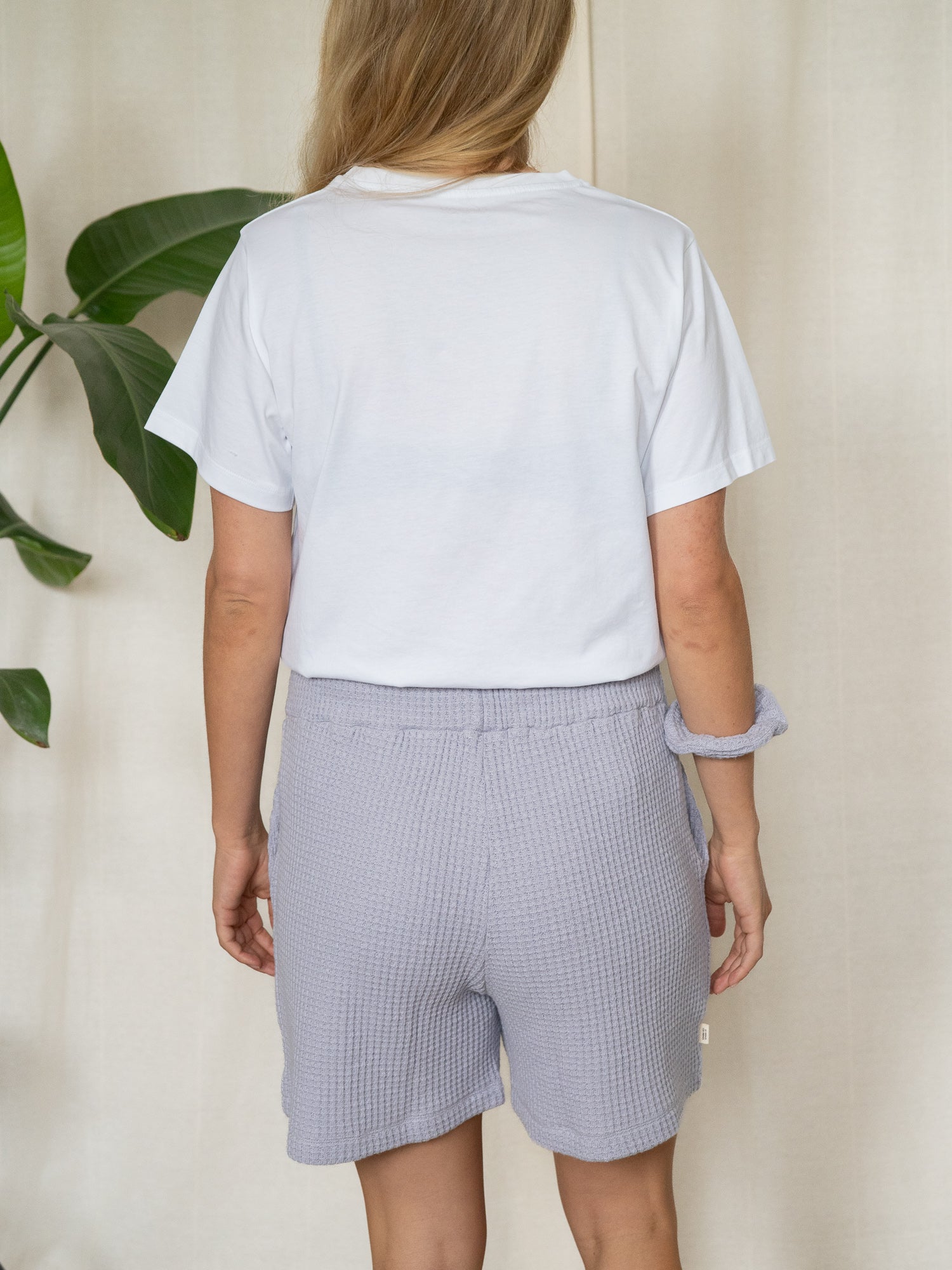 Rückansicht der lavendelfarbenen Waffelstrick Shorts aus Bio-Baumwolle – nachhaltige Sommermode von FUXBAU