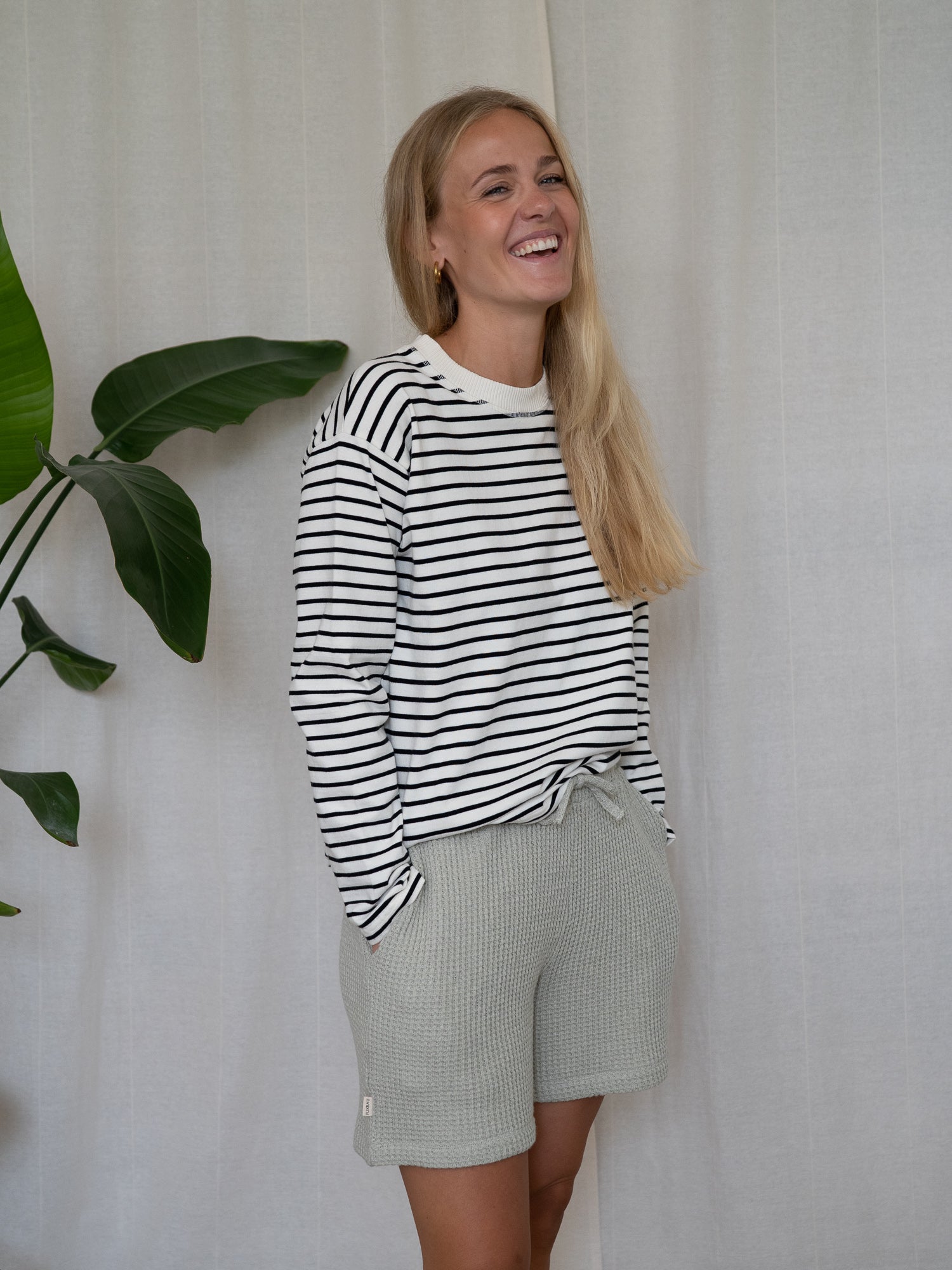 Sommerliches Fair Fashion Outfit mit salbeigrünen Waffelstrick Shorts – nachhaltige Damenmode aus GOTS-zertifizierter Baumwolle