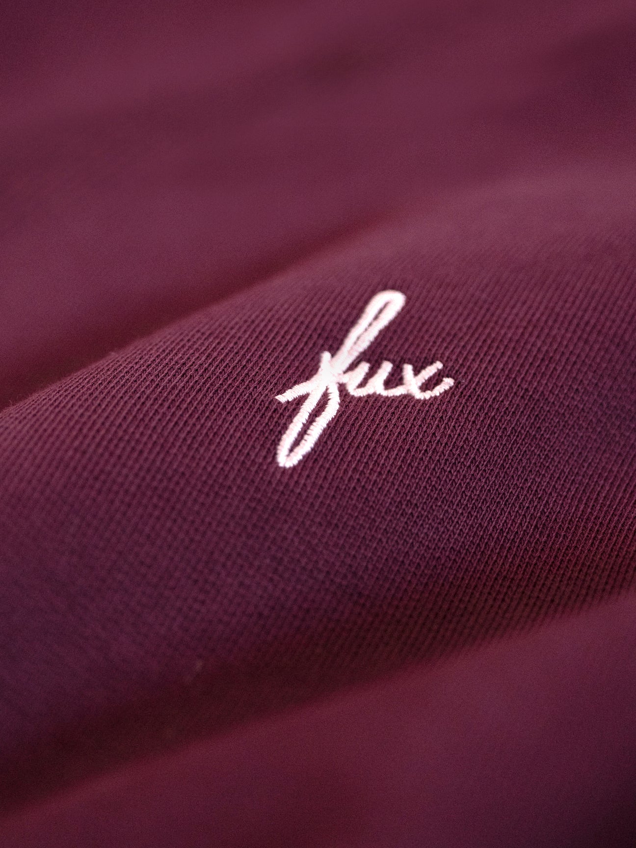 Detail FUX Stickerei Unisex Hoodie bordeaux aus Bio-Baumwolle GOTS