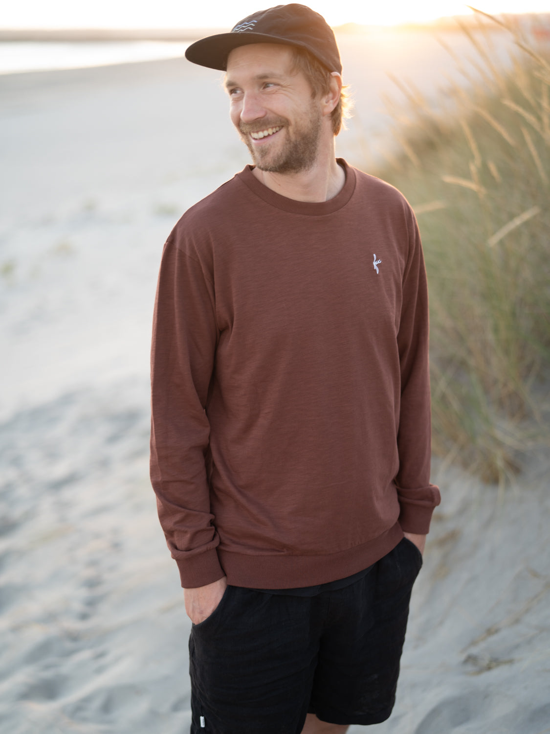 Kenny ist 1,95m groß und trägt den Fair Fashion Männer fux Sweater in braun in der Größe XL