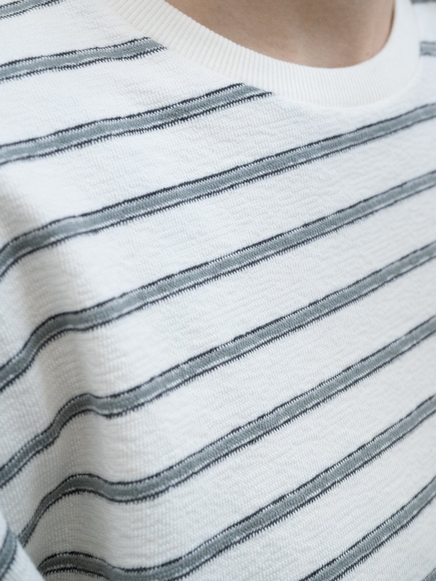 Nachhaltiges gestreiftes Männer T-Shirt aus 100% Biobaumwolle Made in Portugal in cremeweiss salbei.