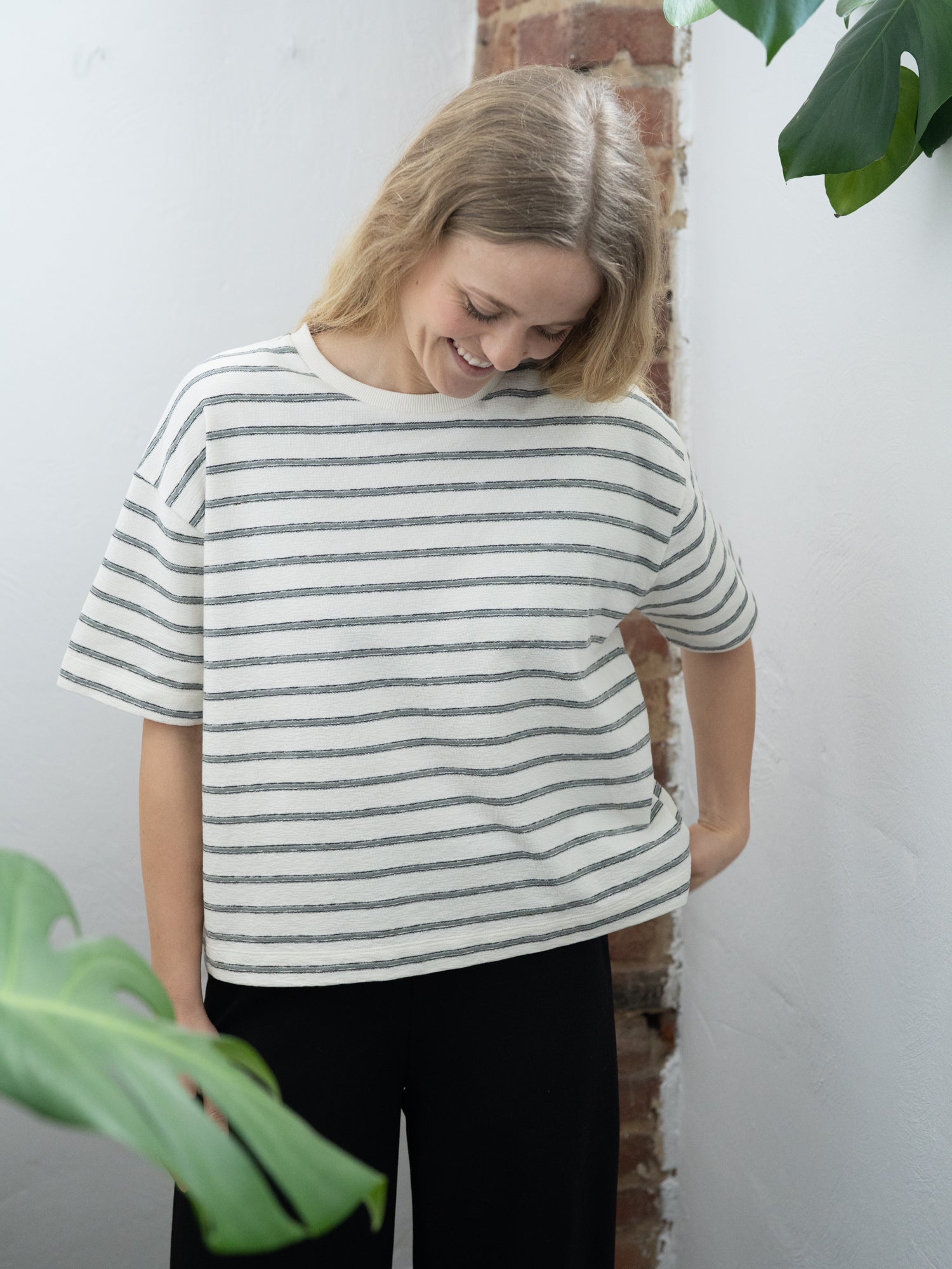 Nachhaltiges gestreiftes Boxy Frauen T-Shirt aus 100% Biobaumwolle Made in Portugal in cremeweiss salbei.