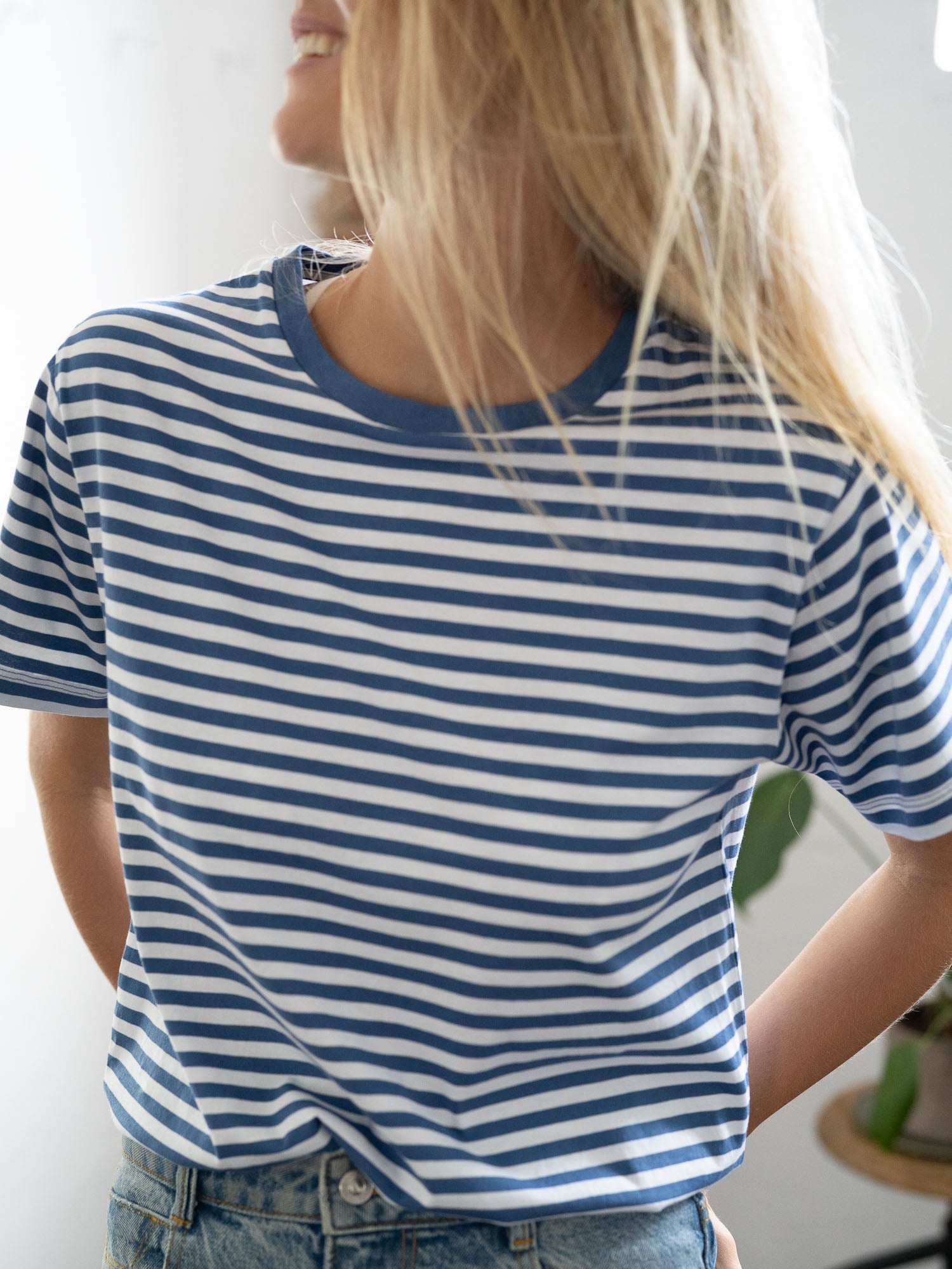 Greta trägt ist 1,72m und trägt S in dem Gestreiftes Frauen T-Shirt in blau weiß von FUXBAU