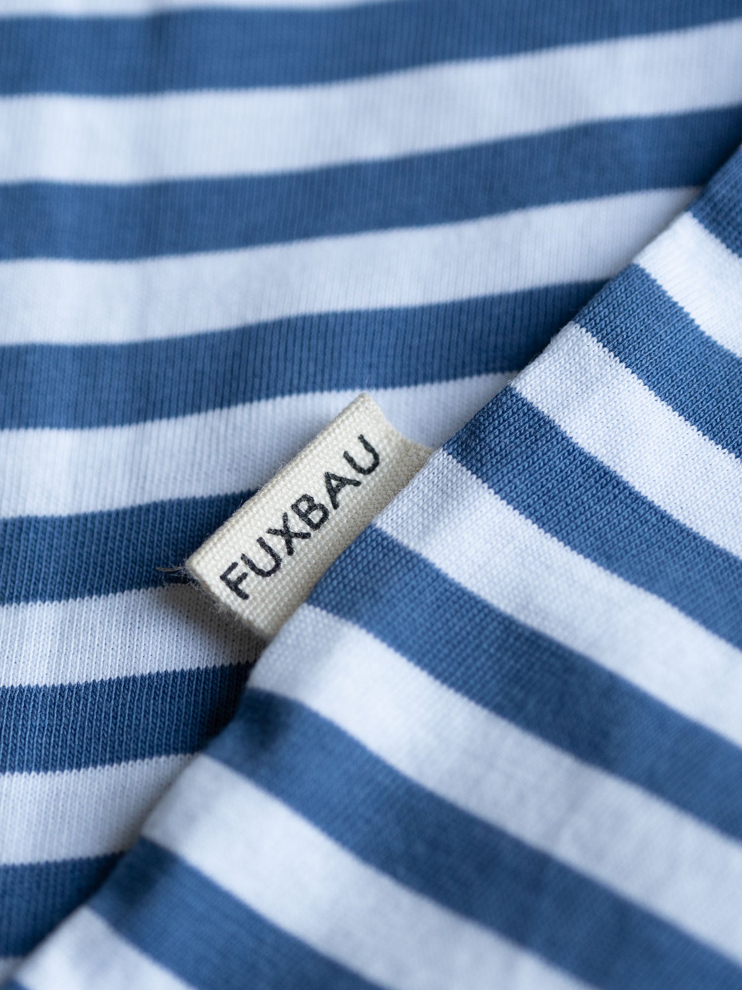 Detailansicht einer FUXBAU Sideflag bei einem blau weiss gestreiften Frauen T-Shirts aus Biobaumwolle von FUXBAU.