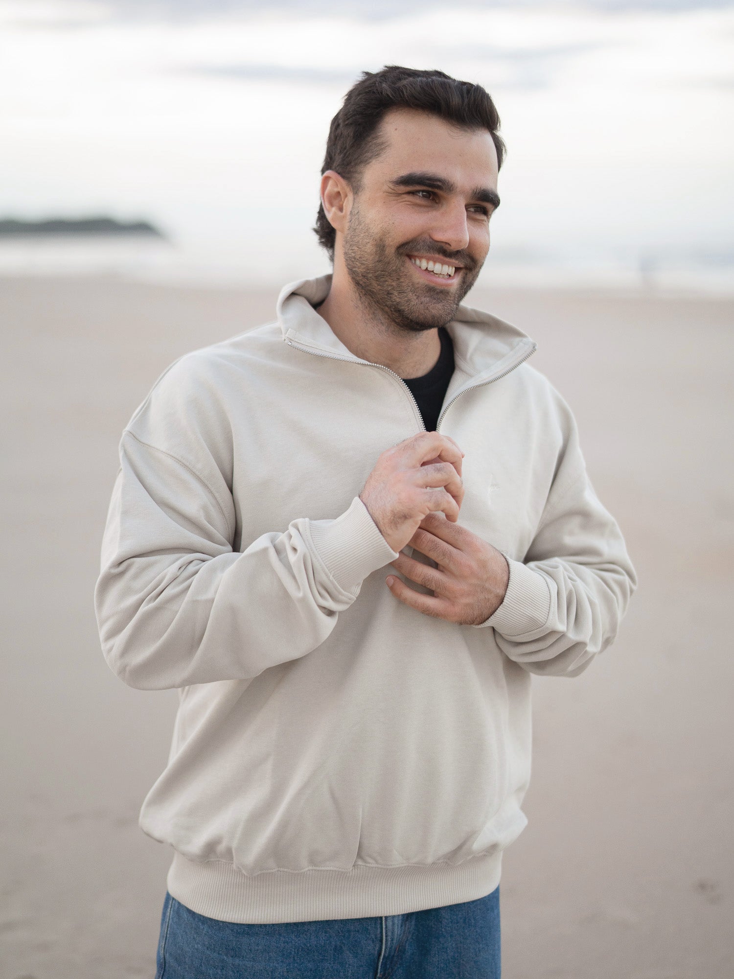 Männer Half Zip Sweater beige aus Bio-Baumwolle GOTS getragen von männlichem Model