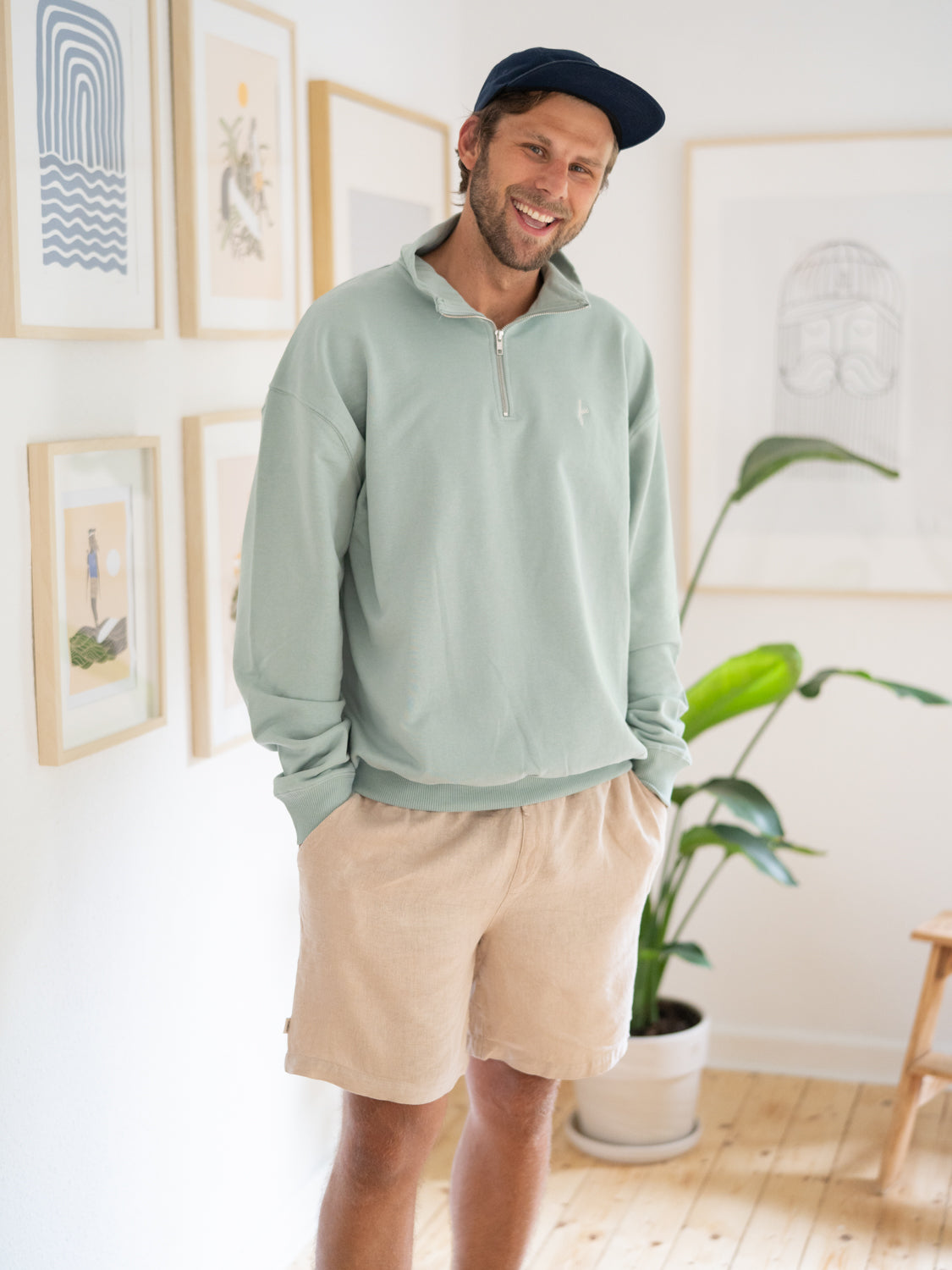 Unisex Half Zip Sweater mint aus Bio-Baumwolle GOTS getragen von männlichem Model