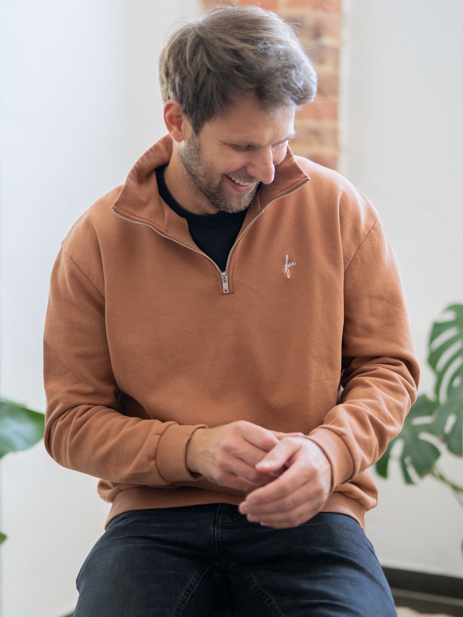 Nachhaltiger Fair Fashion Männer Half Zip Sweater in Karamell von FUXBAU. Gefertigt aus 100% GOTS zertifizierter Biobaumwolle in Portugal.