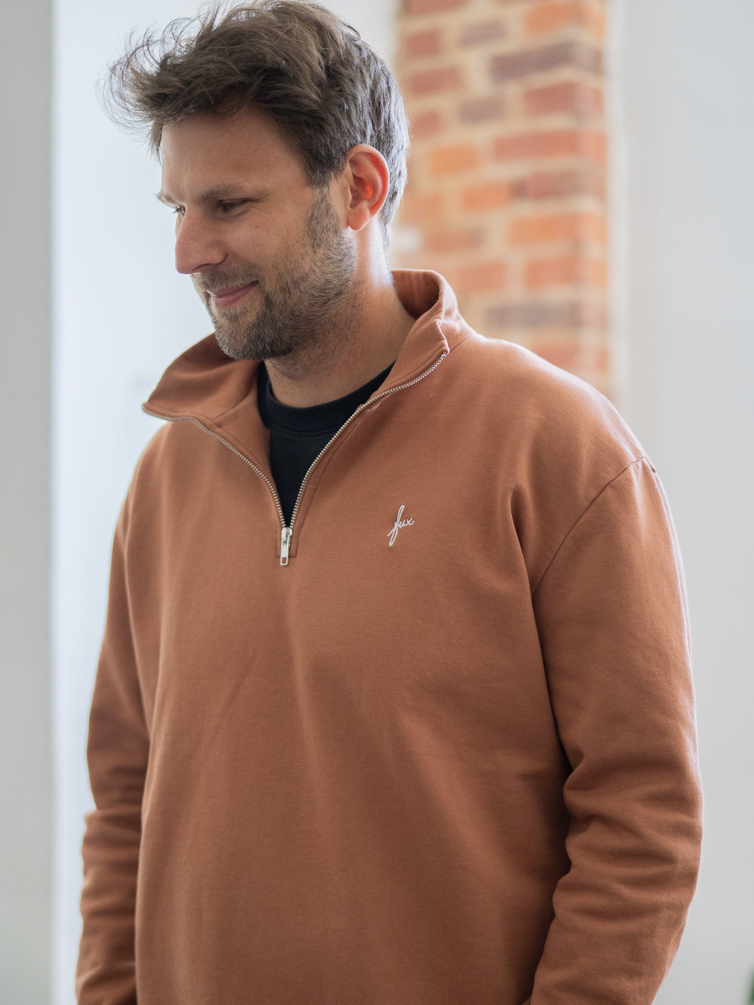 Nachhaltiger Fair Fashion Männer Half Zip Sweater in Karamell von FUXBAU. Gefertigt aus 100% GOTS zertifizierter Biobaumwolle in Portugal.