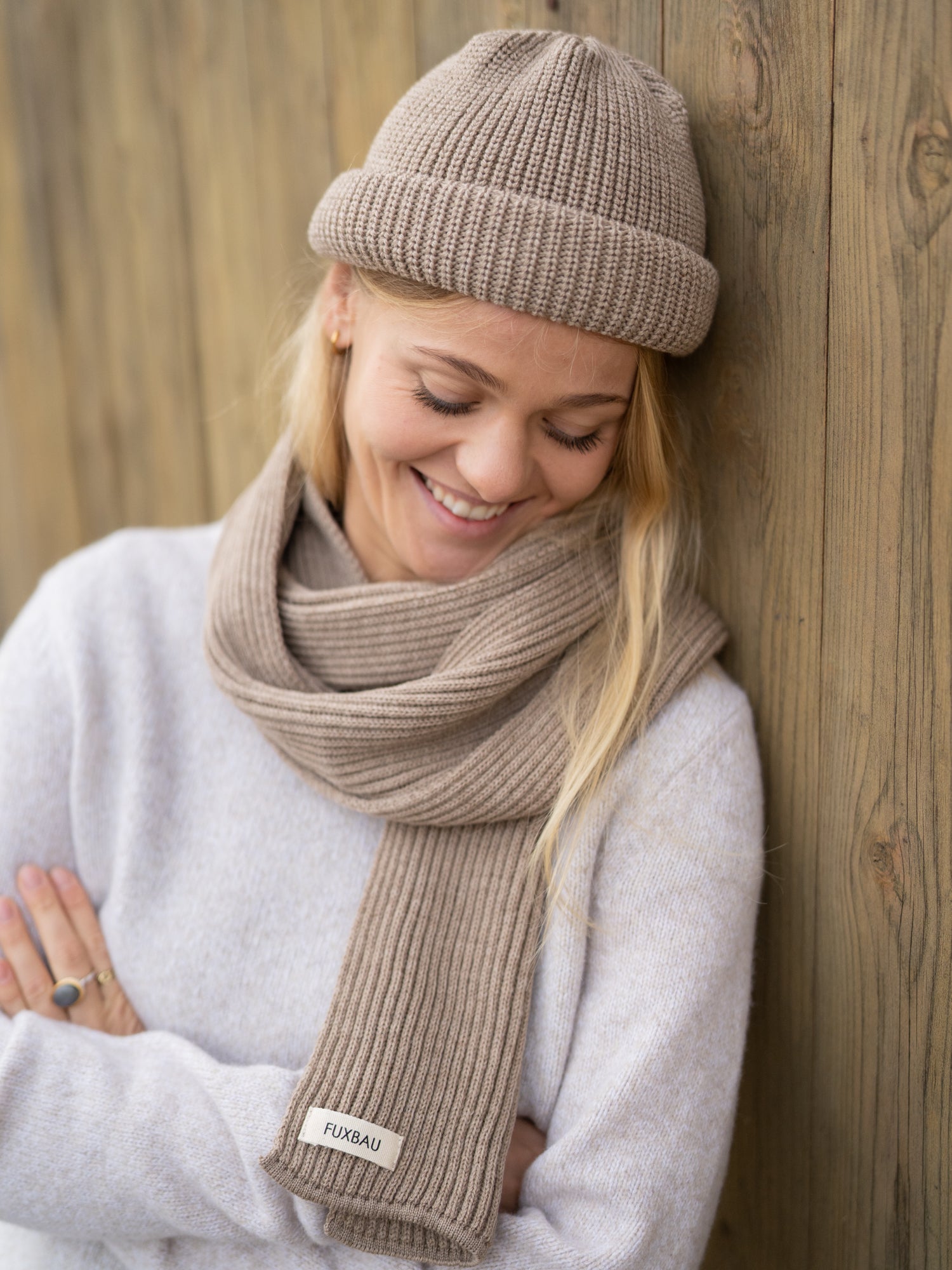 Nachhaltige kurze Merino Fischermütze von FUXBAU in sand aus 100% mulesingfreier und GOTS zertifizierter kbT Merino Schurwolle. Gestrickt unter fairen Bedingungen in Deutschland.