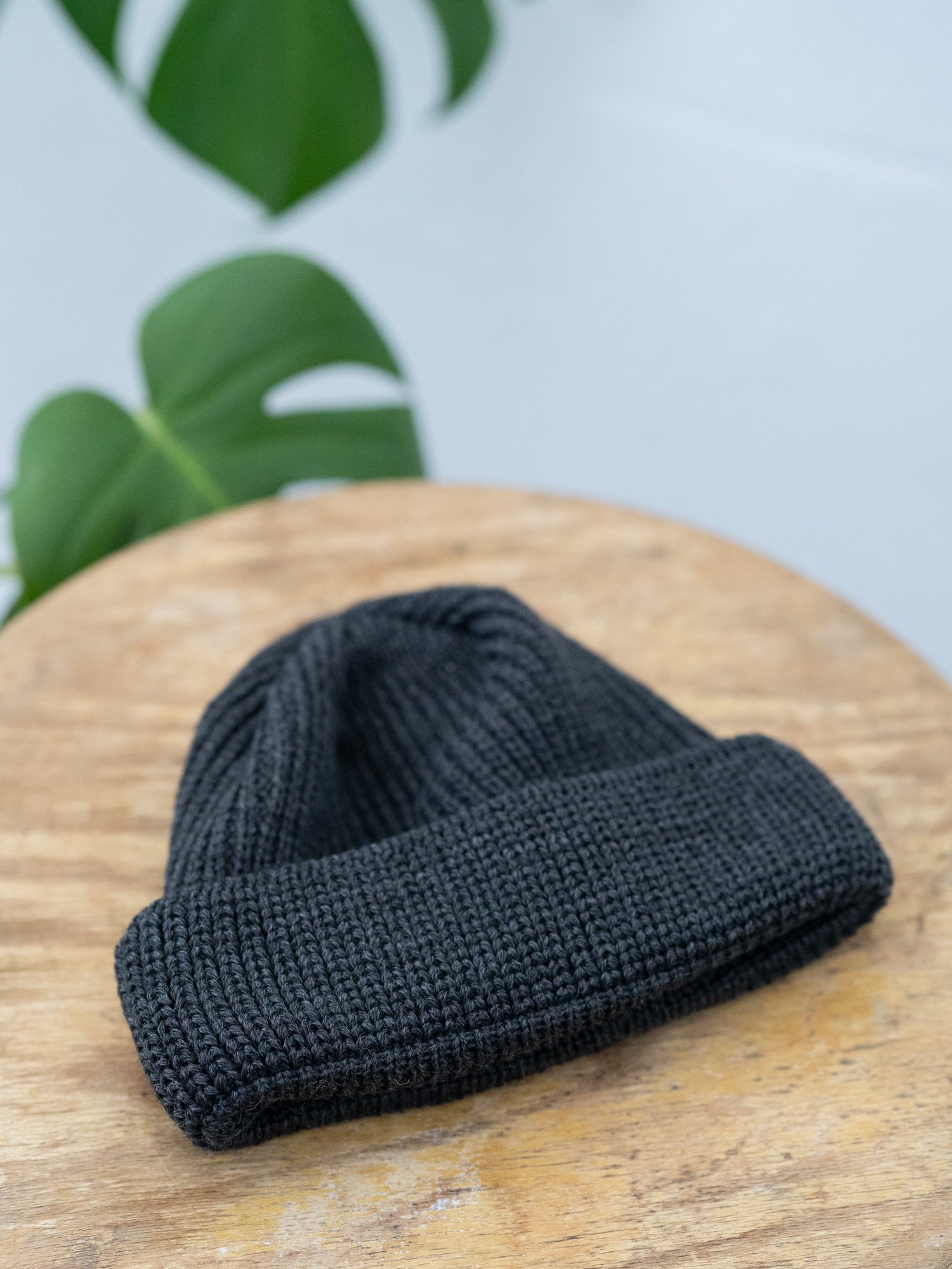 Detailansicht einer nachhaltigen FUXBAU Fair Fashion kurzen Merino Strickmütze aus 100% GOTS zertifizierter Merino Schurwolle.