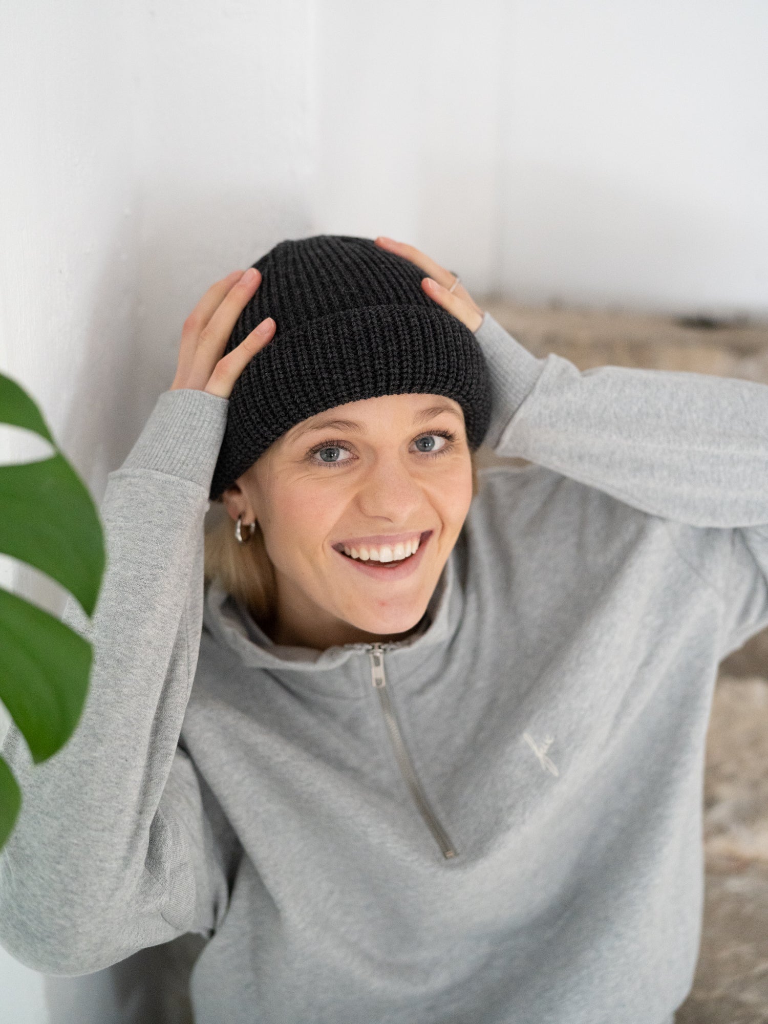 Nachhaltig FUXBAU Fair Fashion kurze Merino Strickmütze aus 100% GOTS zertifizierter Merino Schurwolle getragen von Greta.