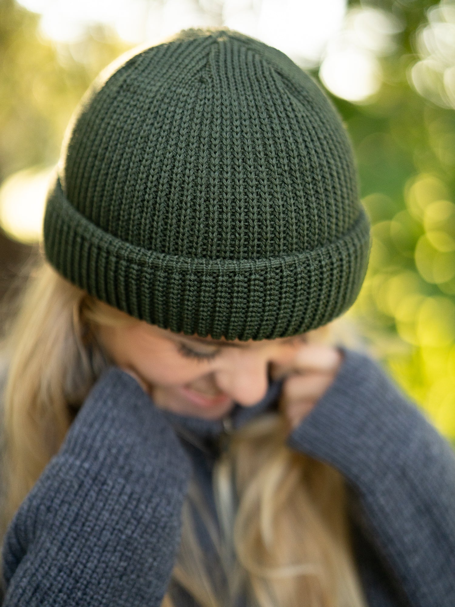 Detailaufnahme der waldgrünen FUXBAU Fischermütze aus Merinowolle – kurze Beanie-Form, warm und natürlich gefertigt