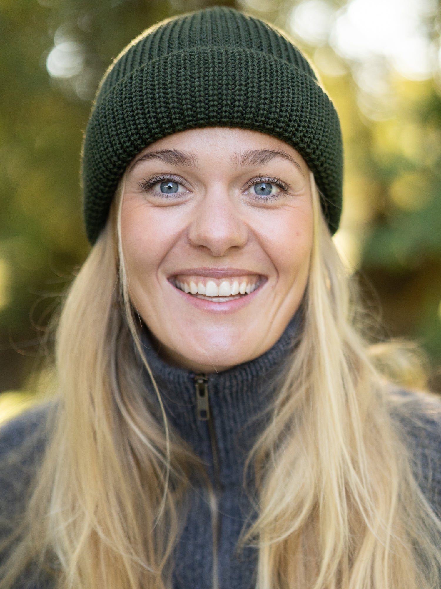 Frau mit waldgrüner FUXBAU Merino Fischermütze – fair produzierte Strickmütze Made in Germany im minimalistischen Design