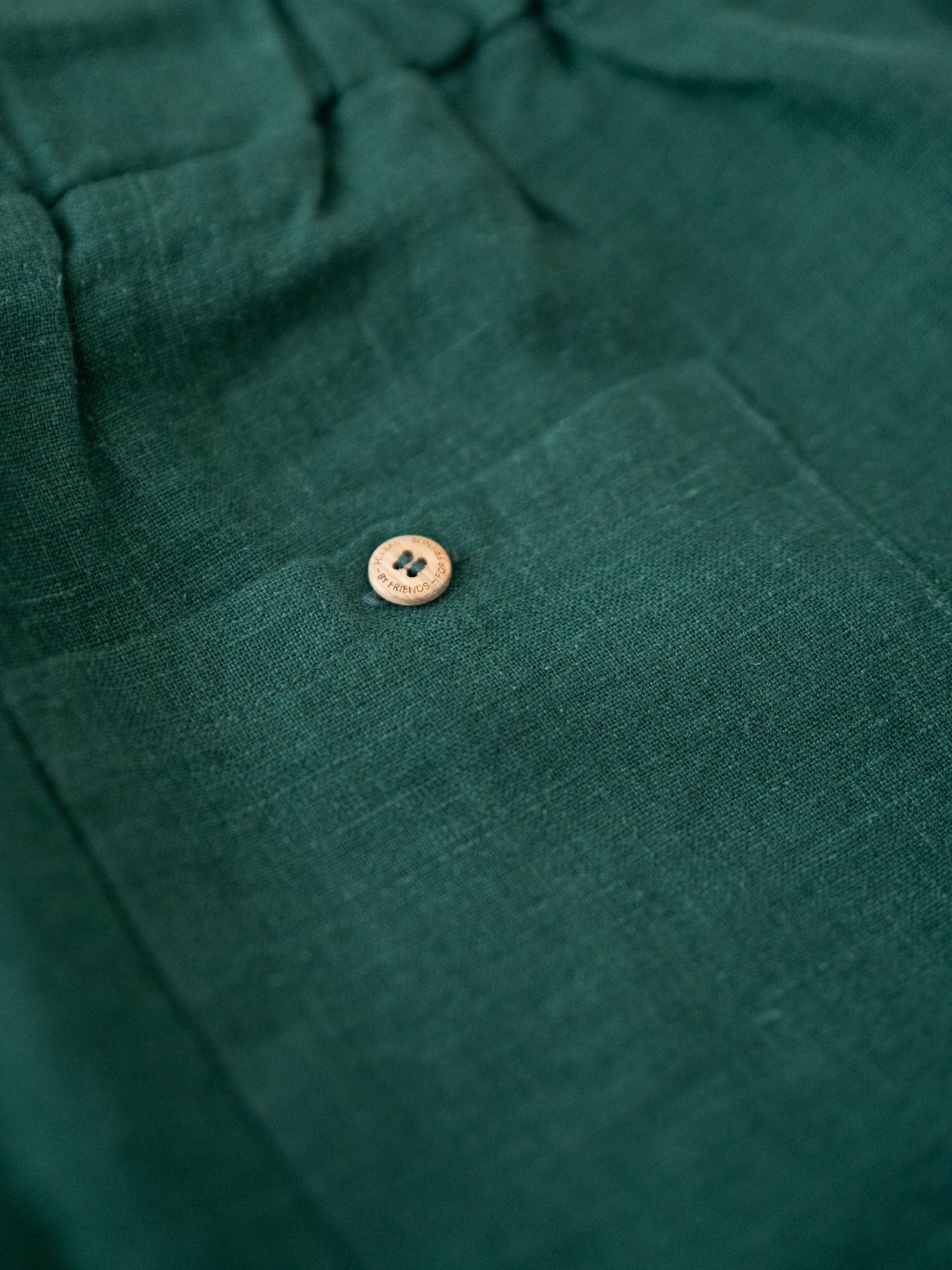 Rücktasche einer nachhaltige Männer Leinenshorts in grün