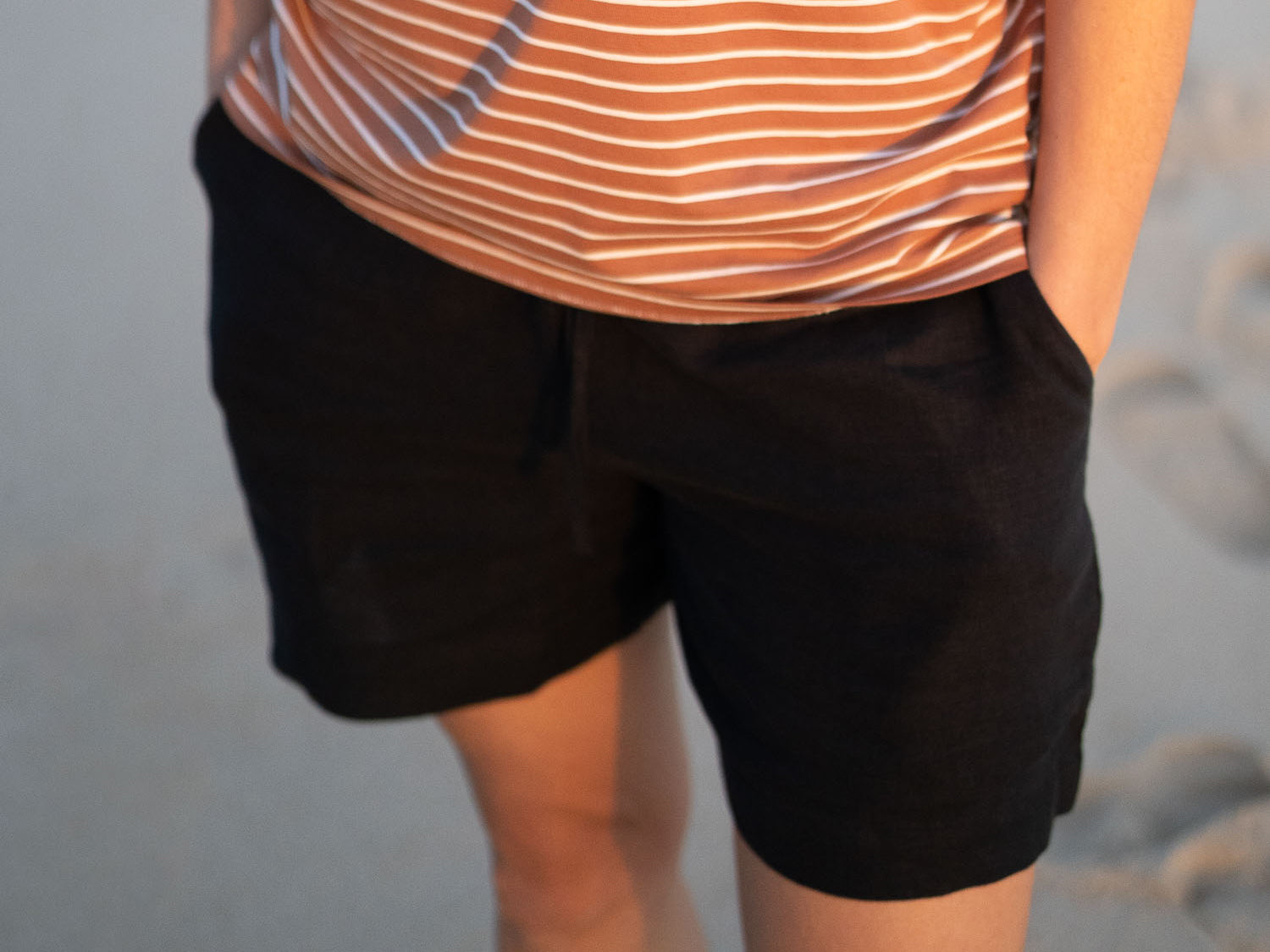 Bequeme kurze Hose für Frauen aus Leinen in schwarz, ideal für den Strand und warme Tage