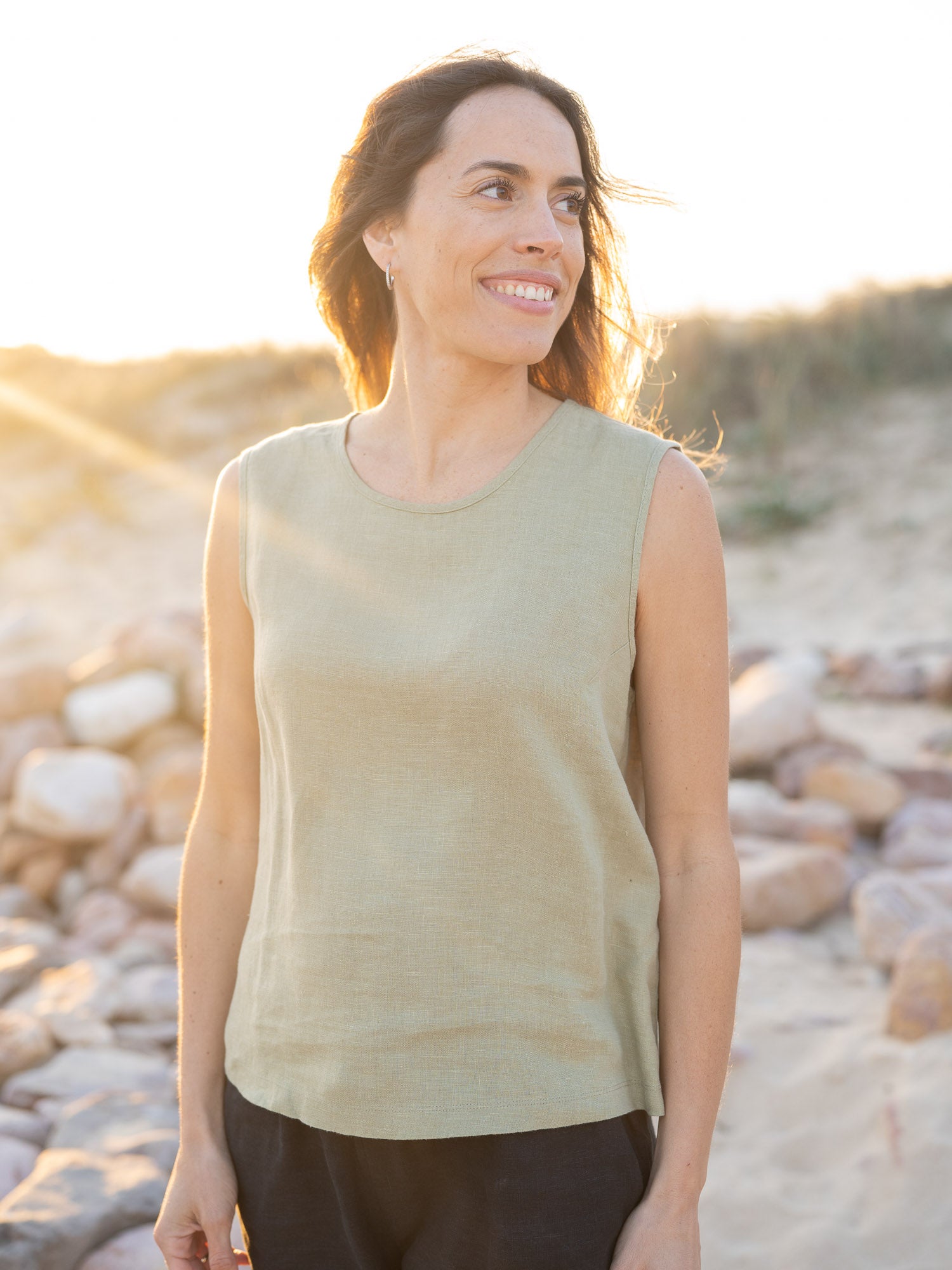 Nachhaltiges Fair Fashion Frauen Leinentop aus 100% Leinen in Salbei. Gefertigt in Portugal unter fairen und nachhaltigen Bedingungen.