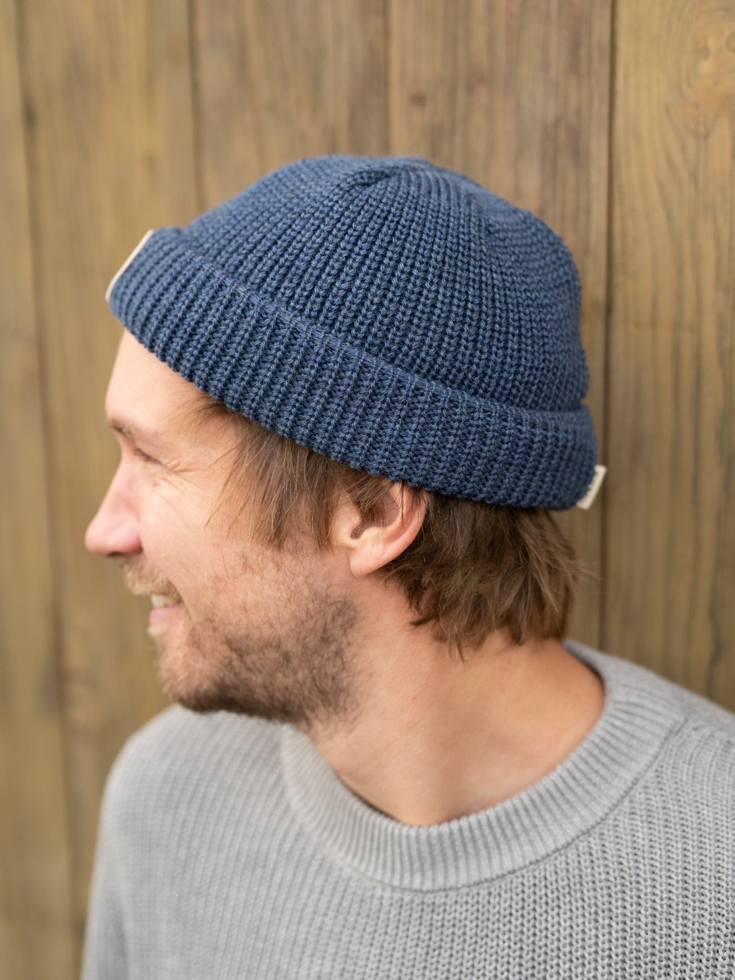 FUXBAU Fischermütze "Lost in Lines" in nachtblau aus 100% Wolle mit Wellen Patch