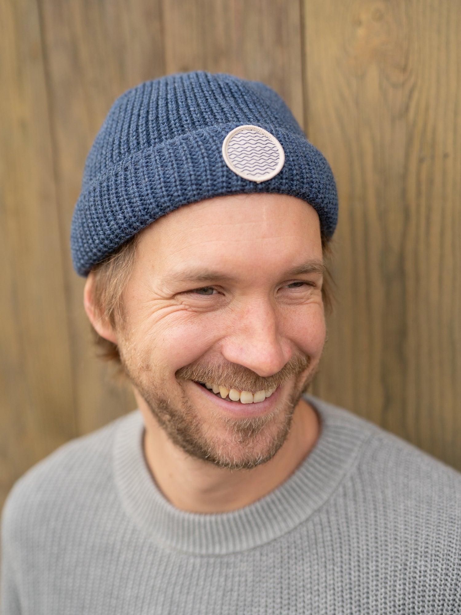 FUXBAU Fischermütze "Lost in Lines" in nachtblau aus 100% Wolle mit Wellen Patch