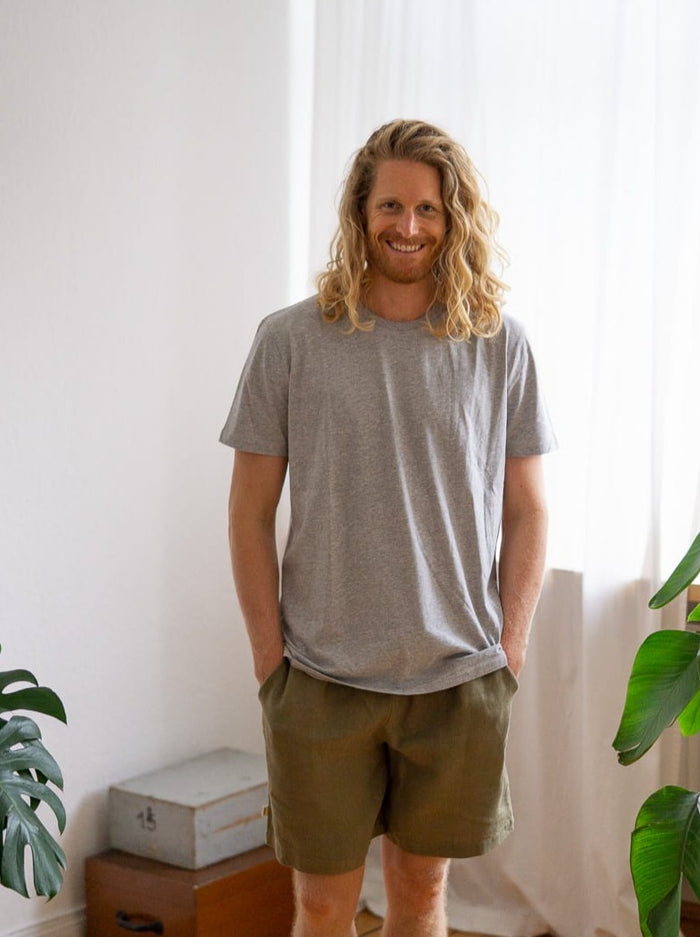 Unser Freund Mo trägt das Fair Fashion Schweres Basic T-Shirt in grau von FUXBAU aus 100% Biobaumwolle, jetzt auch im 3er Pack erhältlich.