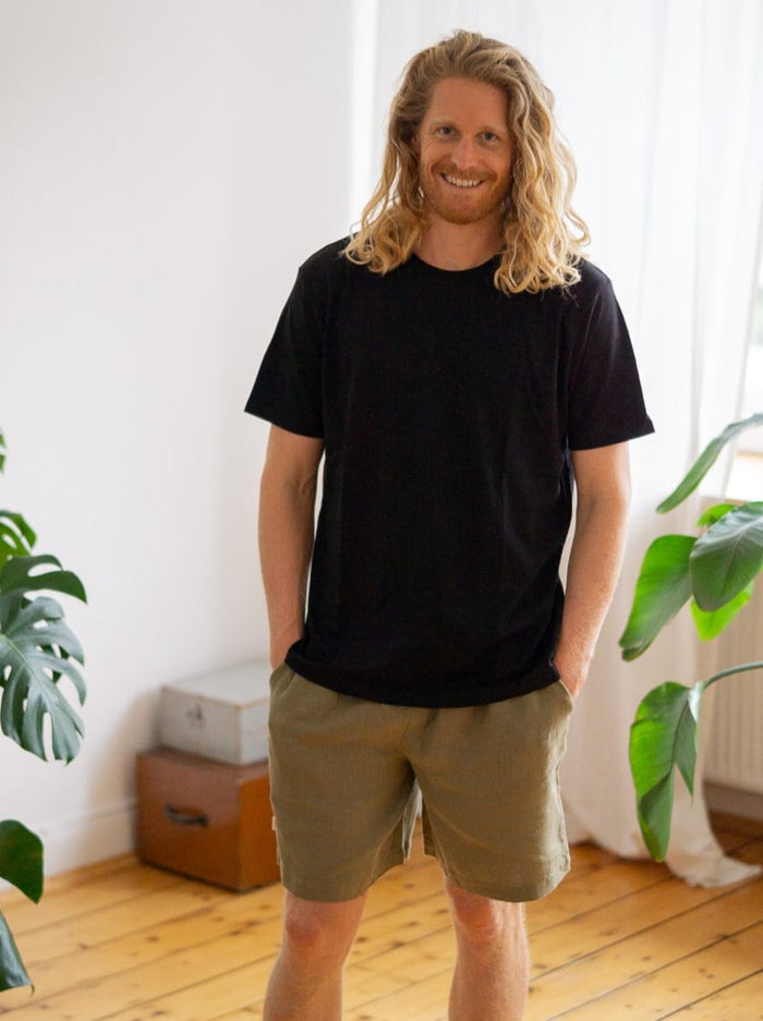 Unser Freund Mo trägt das Fair Fashion Schweres Basic T-Shirt in schwarz von FUXBAU aus 100% Biobaumwolle, jetzt auch im 3er Pack.