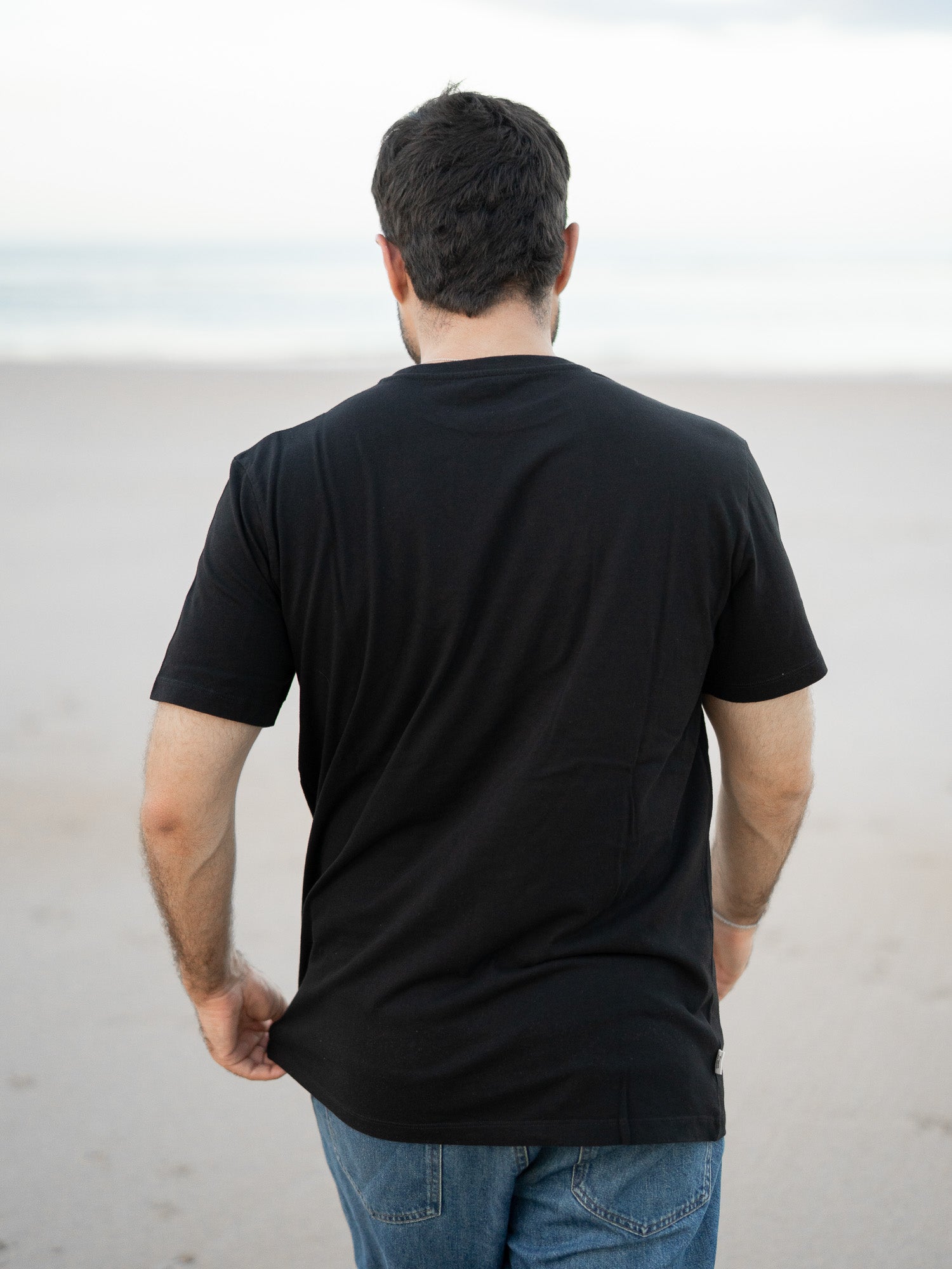 Nachhaltiges Fair Fashion Basic T-Shirt von FUXBAU aus 100 % zertifizierter Biobaumwolle. Gefertigt in Portugal und getragen von unserem Freund Guillermo am Stand in Spanien.