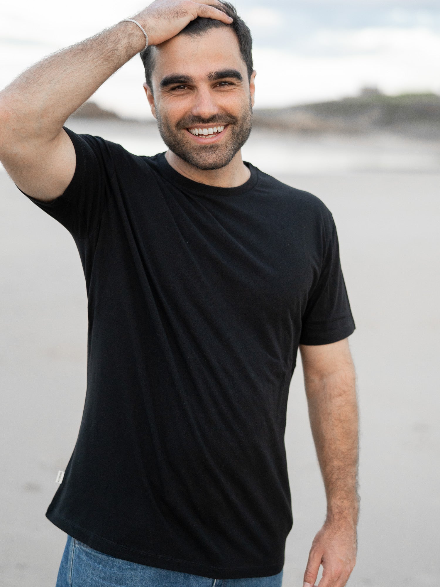 Nachhaltiges Fair Fashion Basic T-Shirt von FUXBAU aus 100 % zertifizierter Biobaumwolle. Gefertigt in Portugal und getragen von unserem Freund Guillermo am Stand in Spanien.